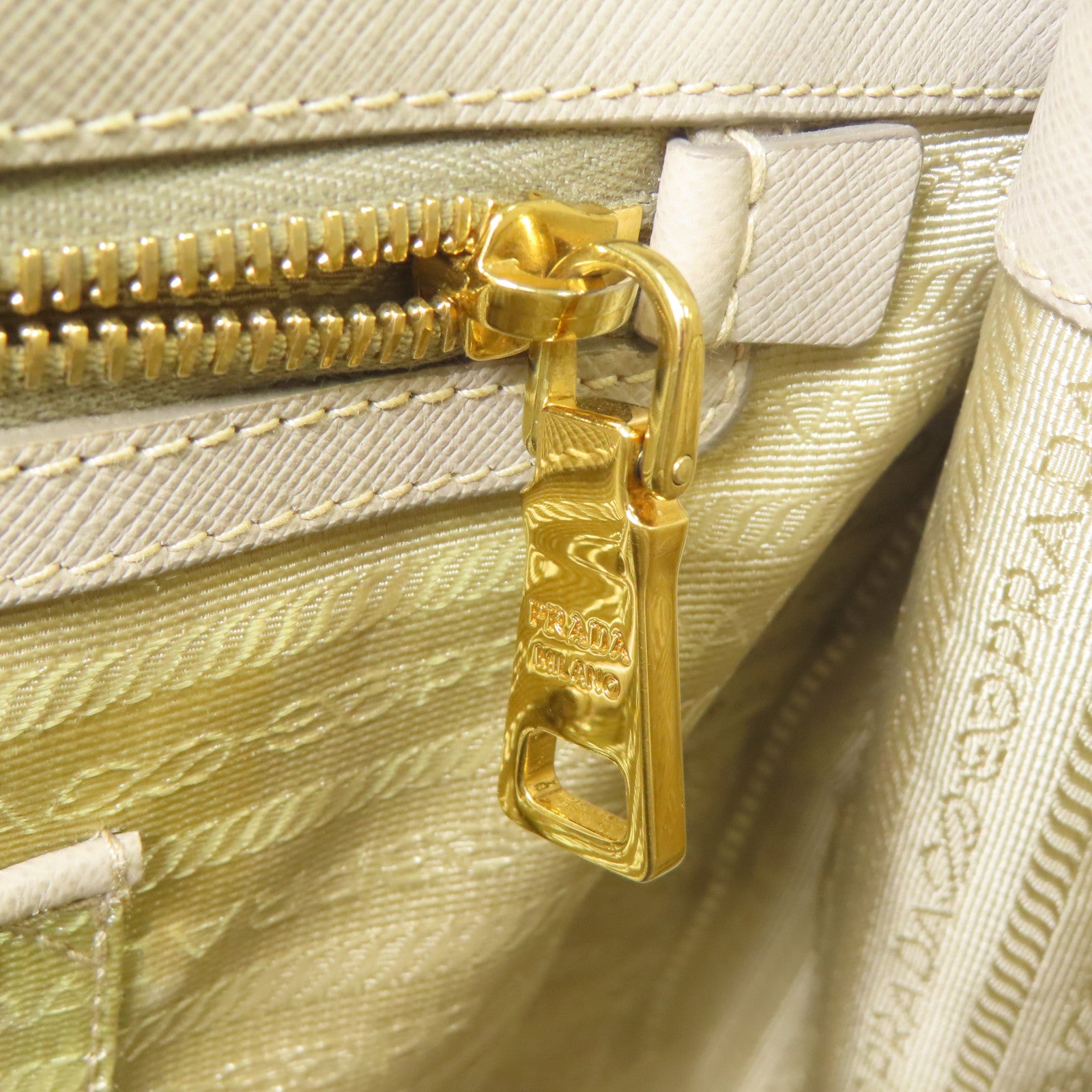 PRADA 牛皮皮革Saffiano Lux金扣手挽袋灰色