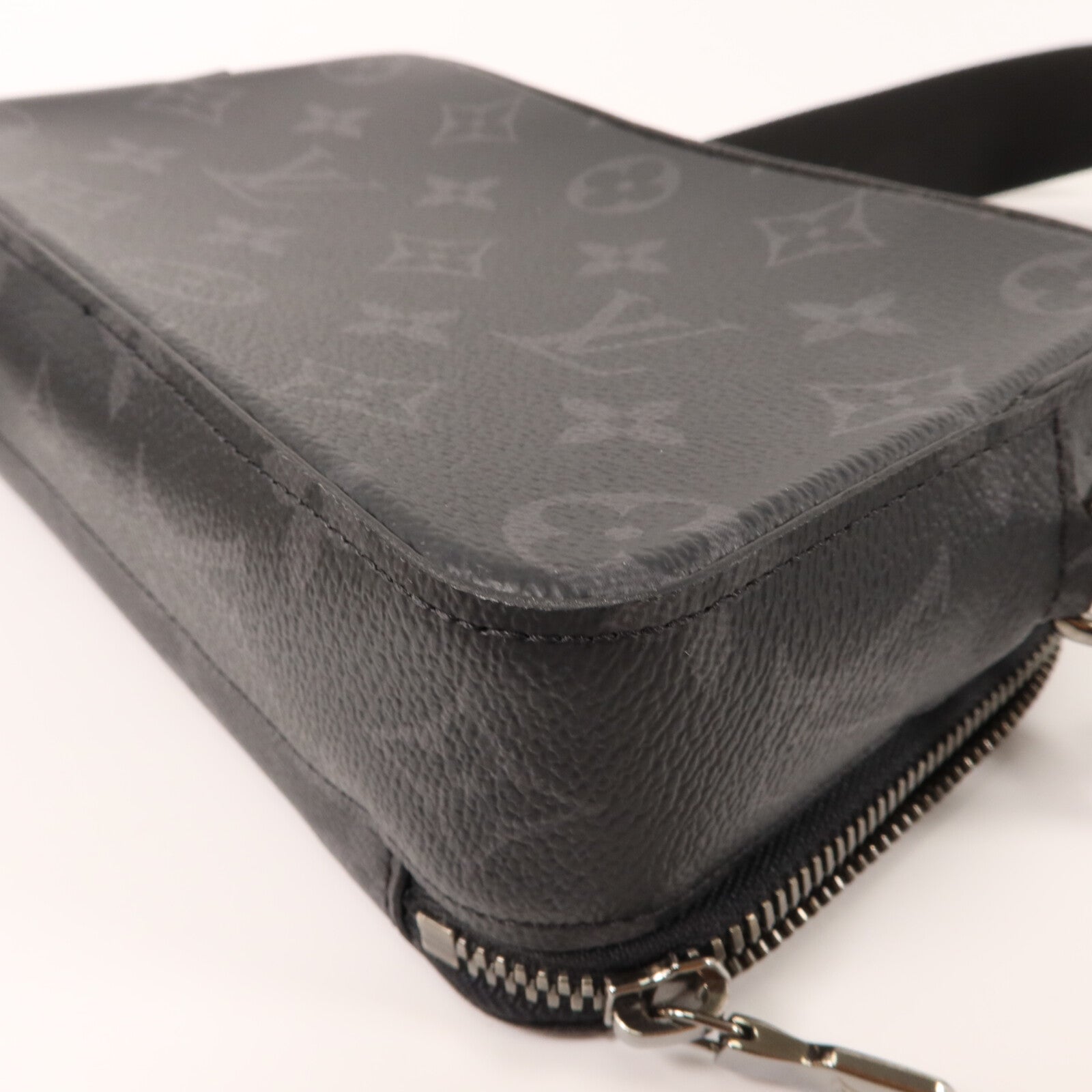 LOUIS VUITTON Monogram Eclipse Alpha Wearable Wallet肩背袋