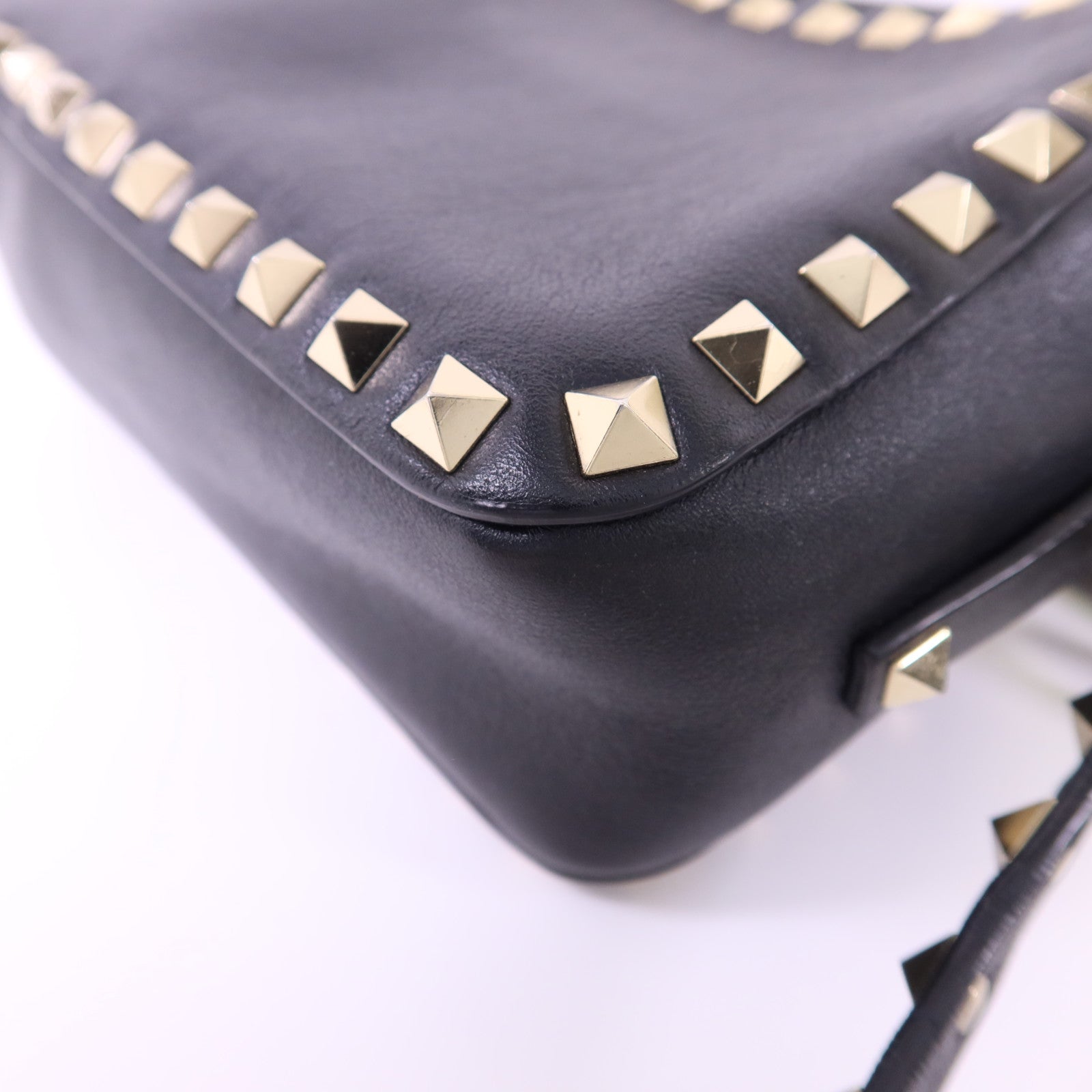 Valentino 牛皮皮革Rockstud Crossbody金扣肩背袋