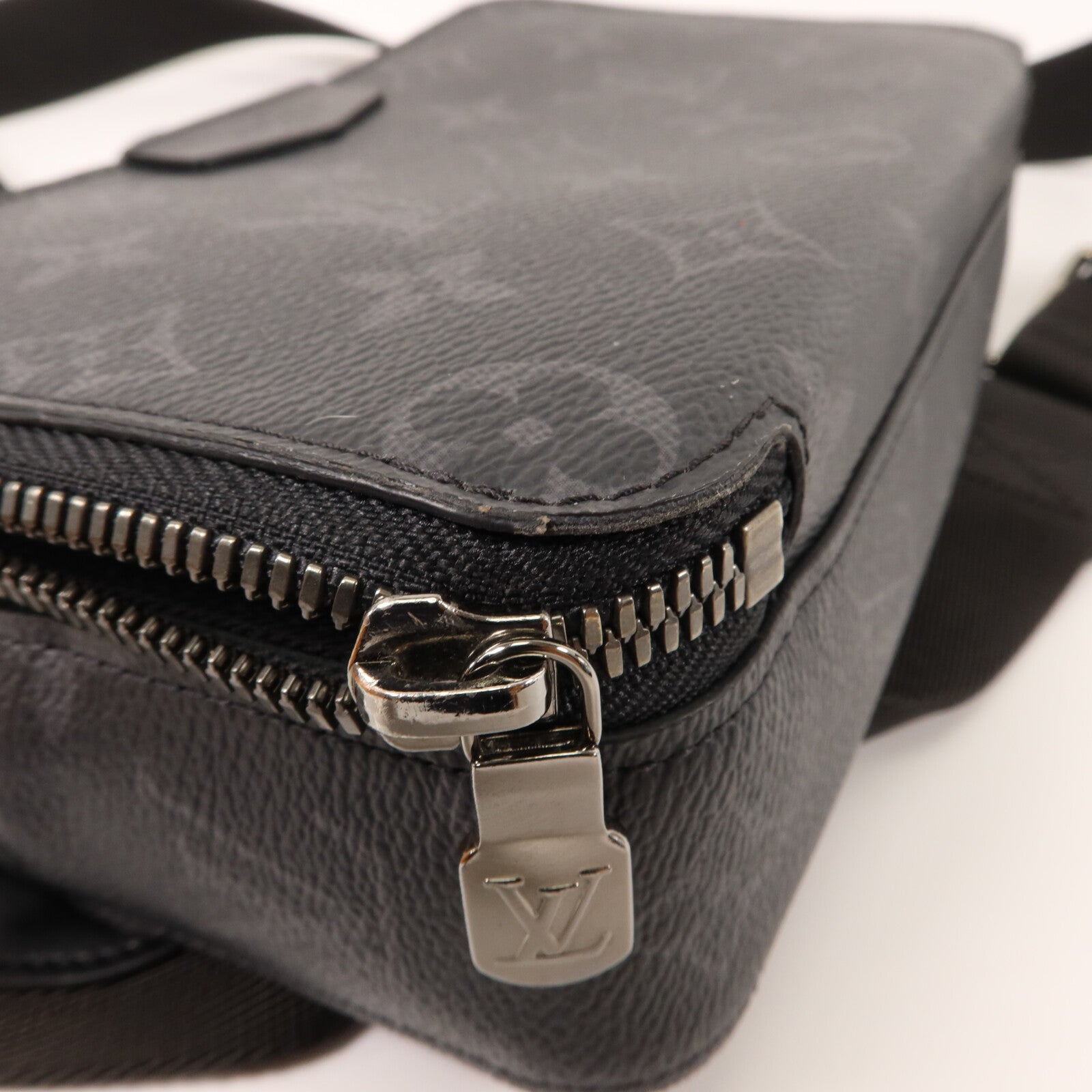 LOUIS VUITTON Monogram Eclipse Alpha Wearable Wallet肩背袋