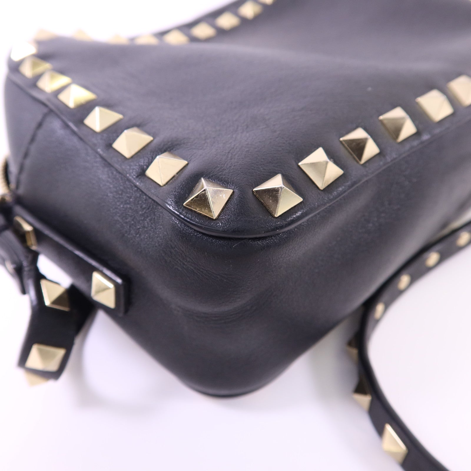 Valentino 牛皮皮革Rockstud Crossbody金扣肩背袋