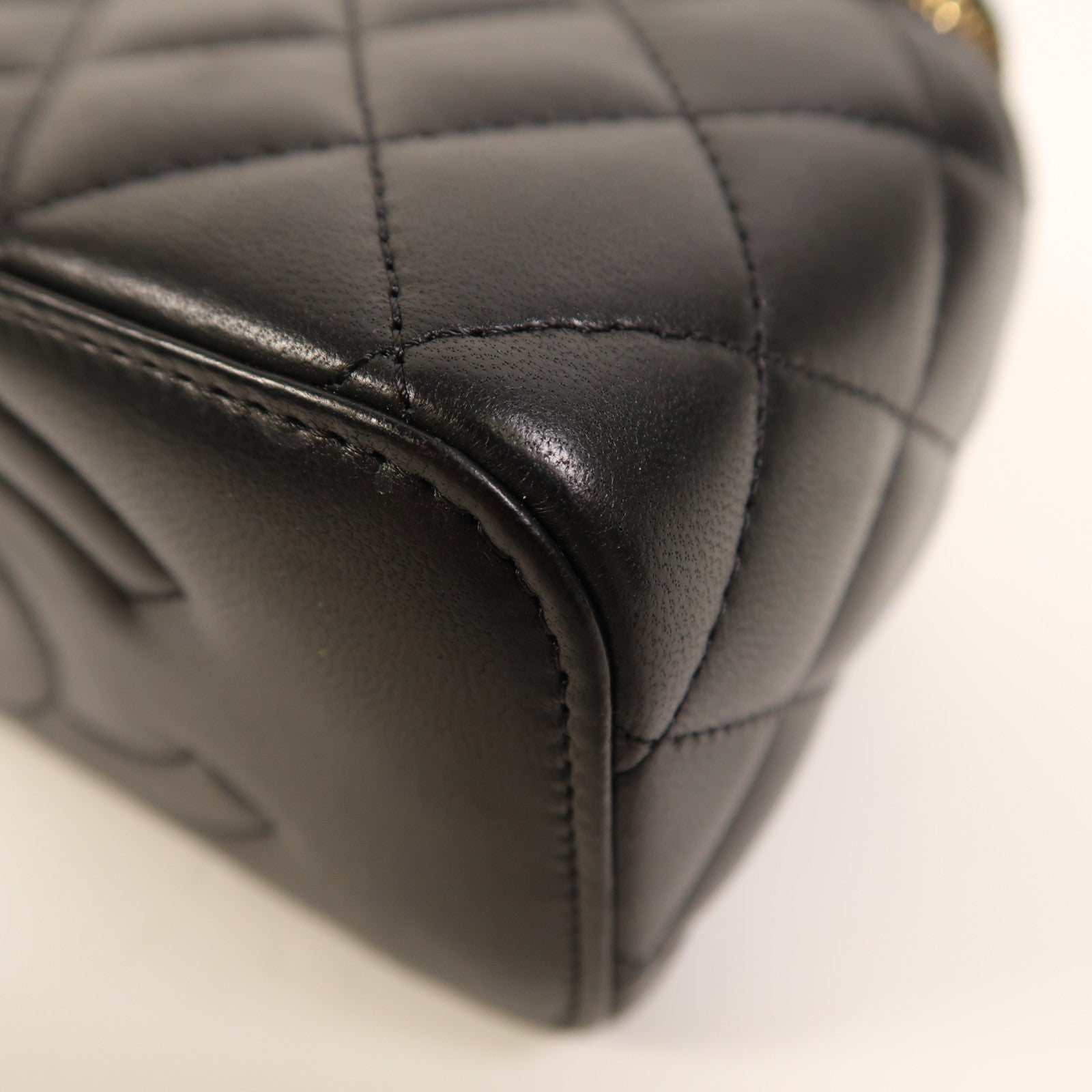 CHANEL 【激減優惠】羊皮皮革Vanity Case金扣鏈帶肩背袋