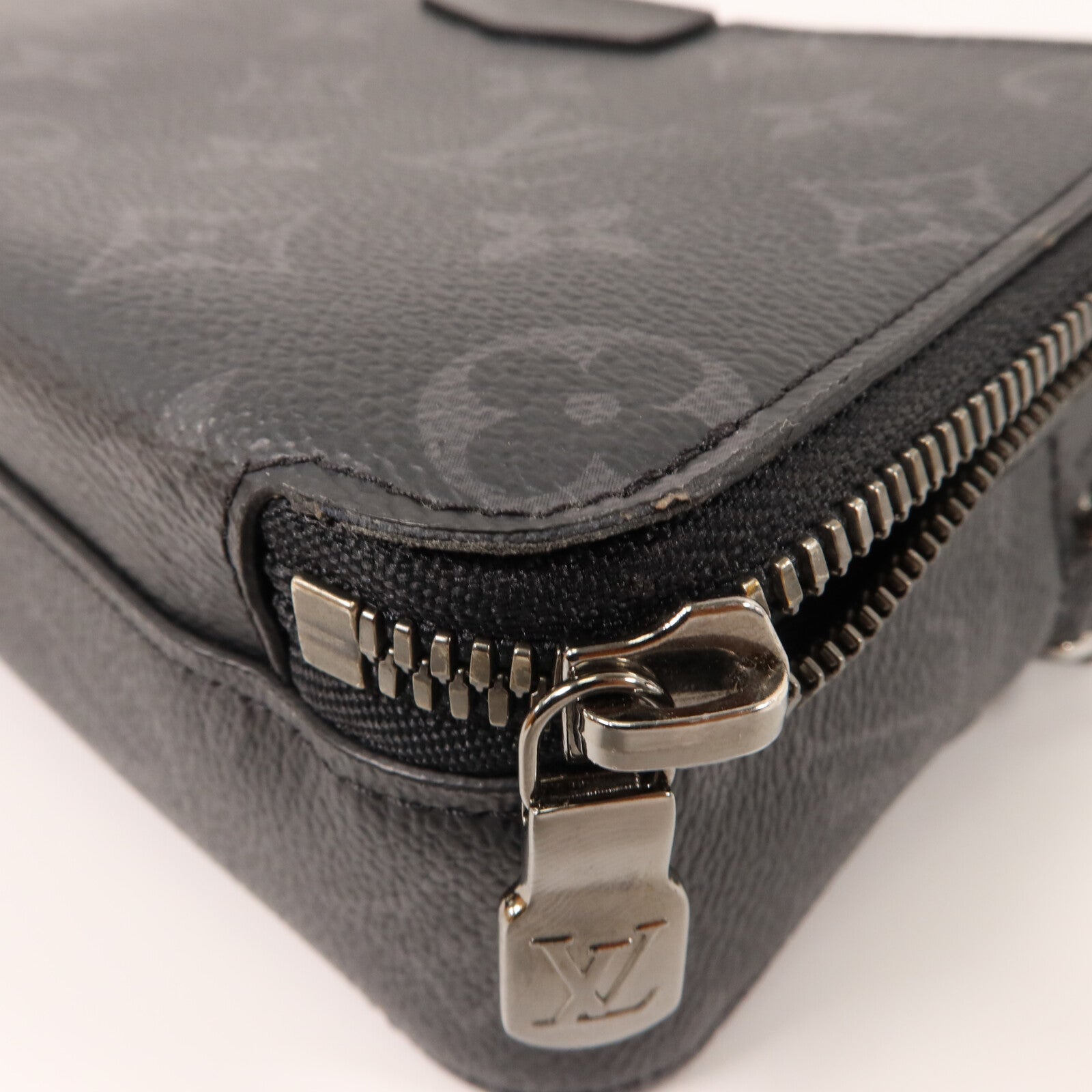 LOUIS VUITTON Monogram Eclipse Alpha Wearable Wallet肩背袋