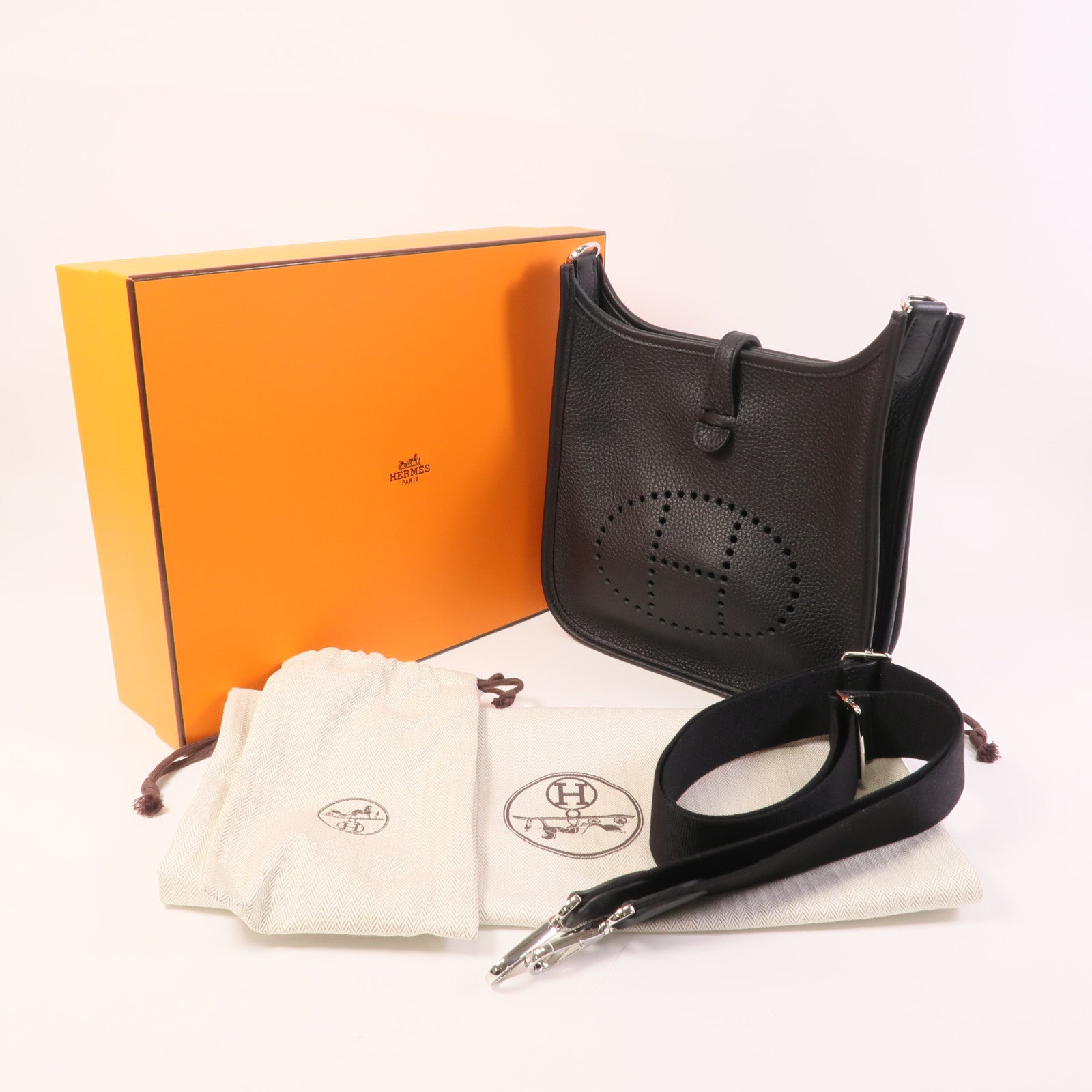 HERMES Clemence皮革Evelyne 23銀扣肩背袋Noir