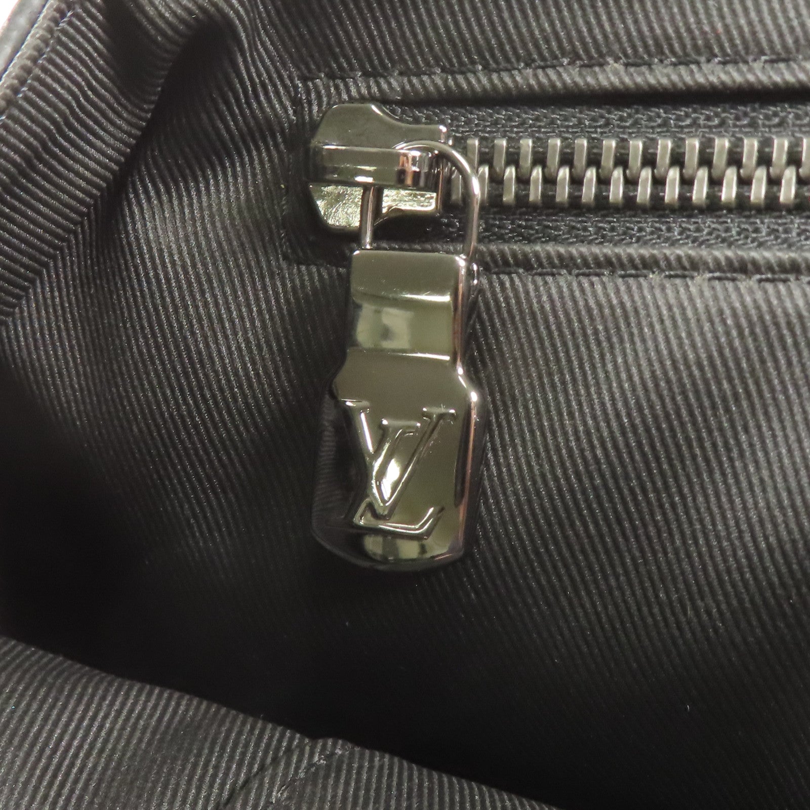 LOUIS VUITTON Monogram Eclipse Messenger PM Voyager銀扣肩背袋