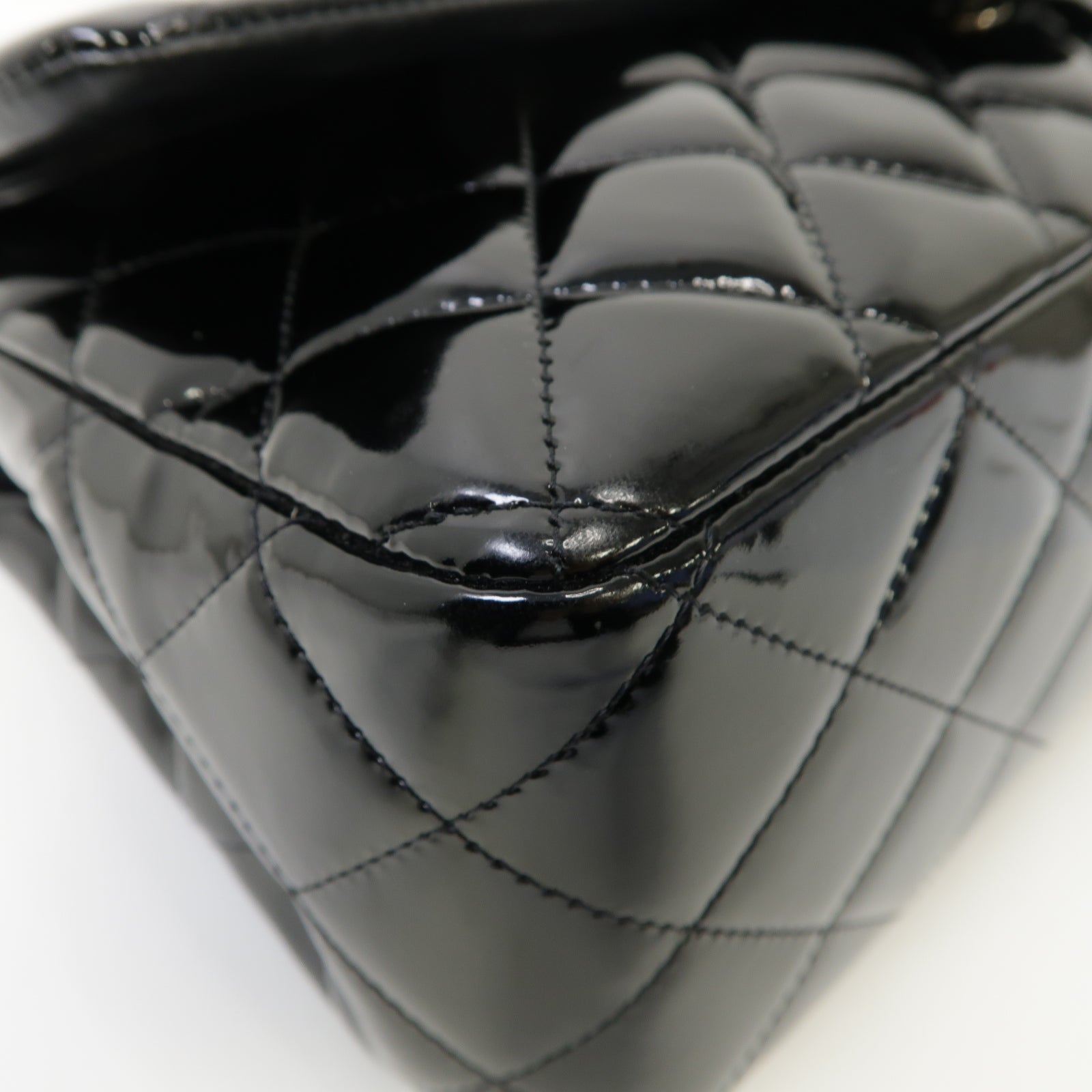 CHANEL 菱格漆皮皮革Classic銀扣鏈帶肩背袋黑色