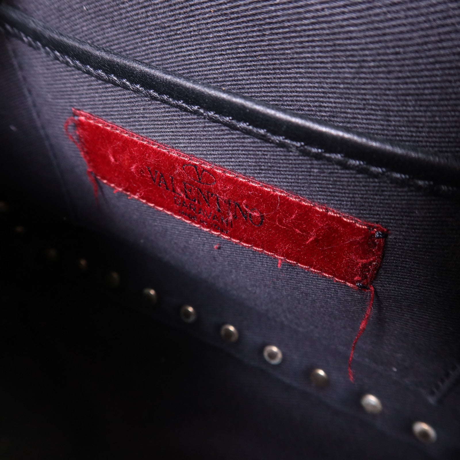 Valentino 牛皮皮革Rockstud Crossbody金扣肩背袋