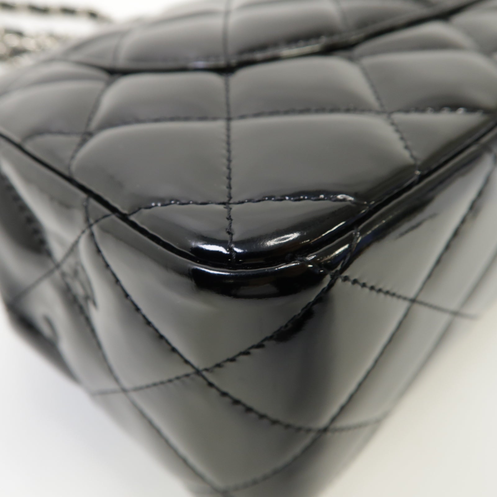 CHANEL 菱格漆皮皮革Classic銀扣鏈帶肩背袋黑色