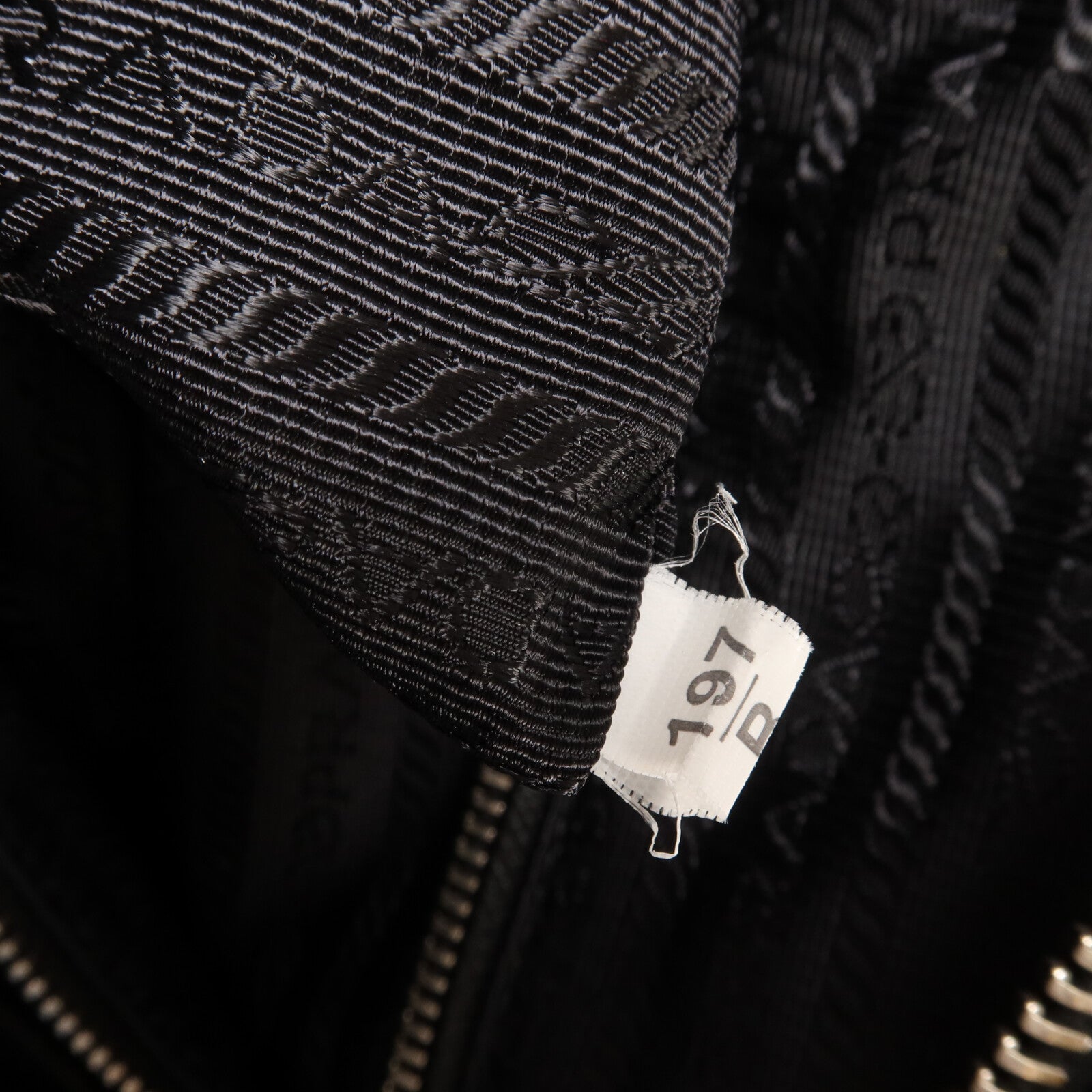 PRADA 尼龍Quilted Tessuto鏈帶肩背袋
