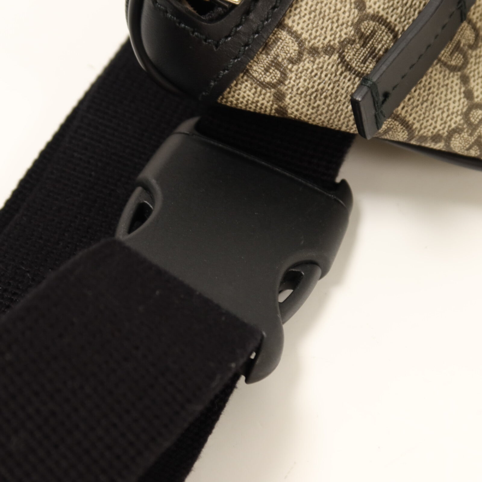 GUCCI 塗層帆布Waist Bag銀扣腰包