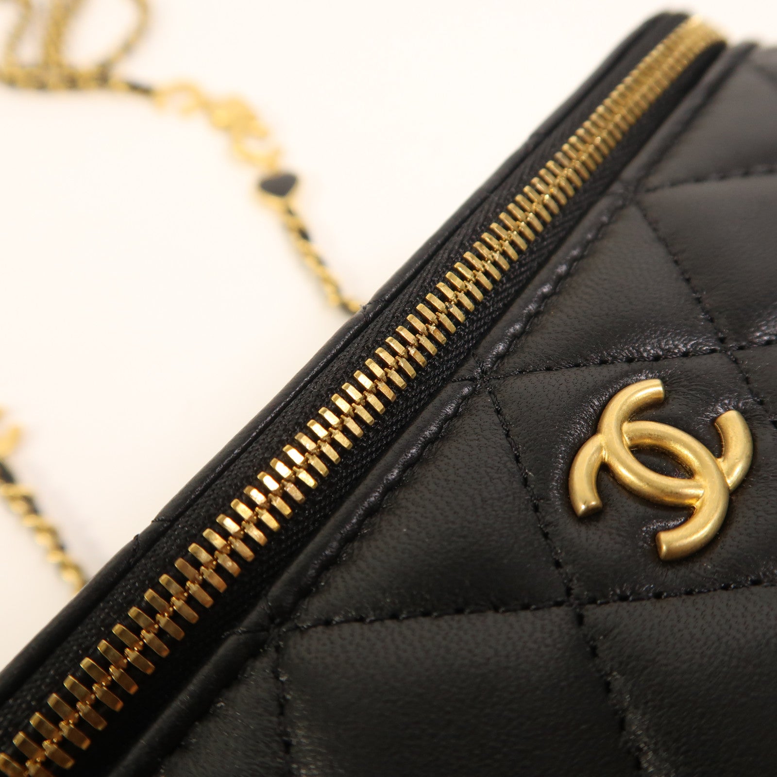 CHANEL 【激減優惠】羊皮皮革Vanity Case金扣鏈帶肩背袋