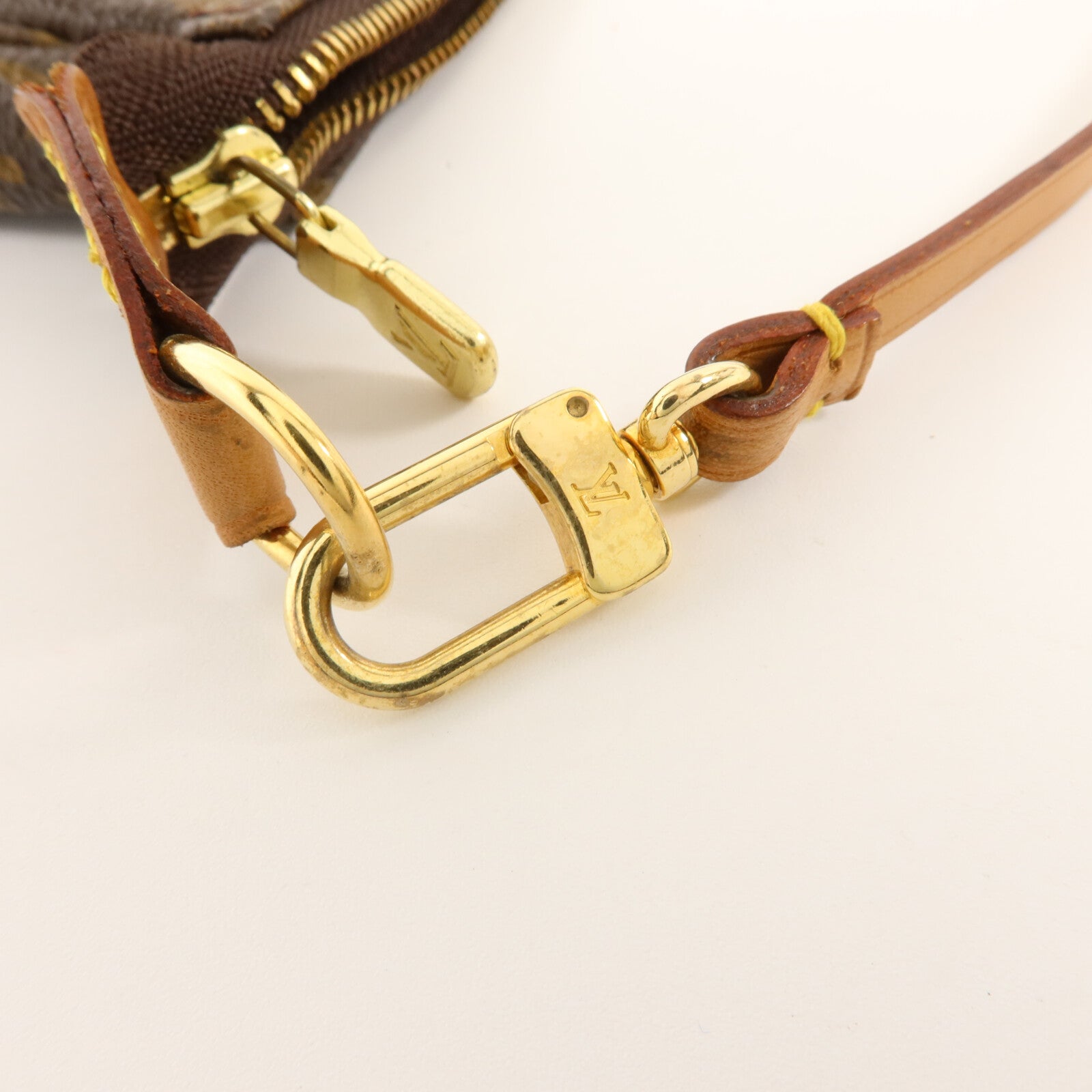 LOUIS VUITTON Monogram Pochette Accessoires金扣手挽袋棕色