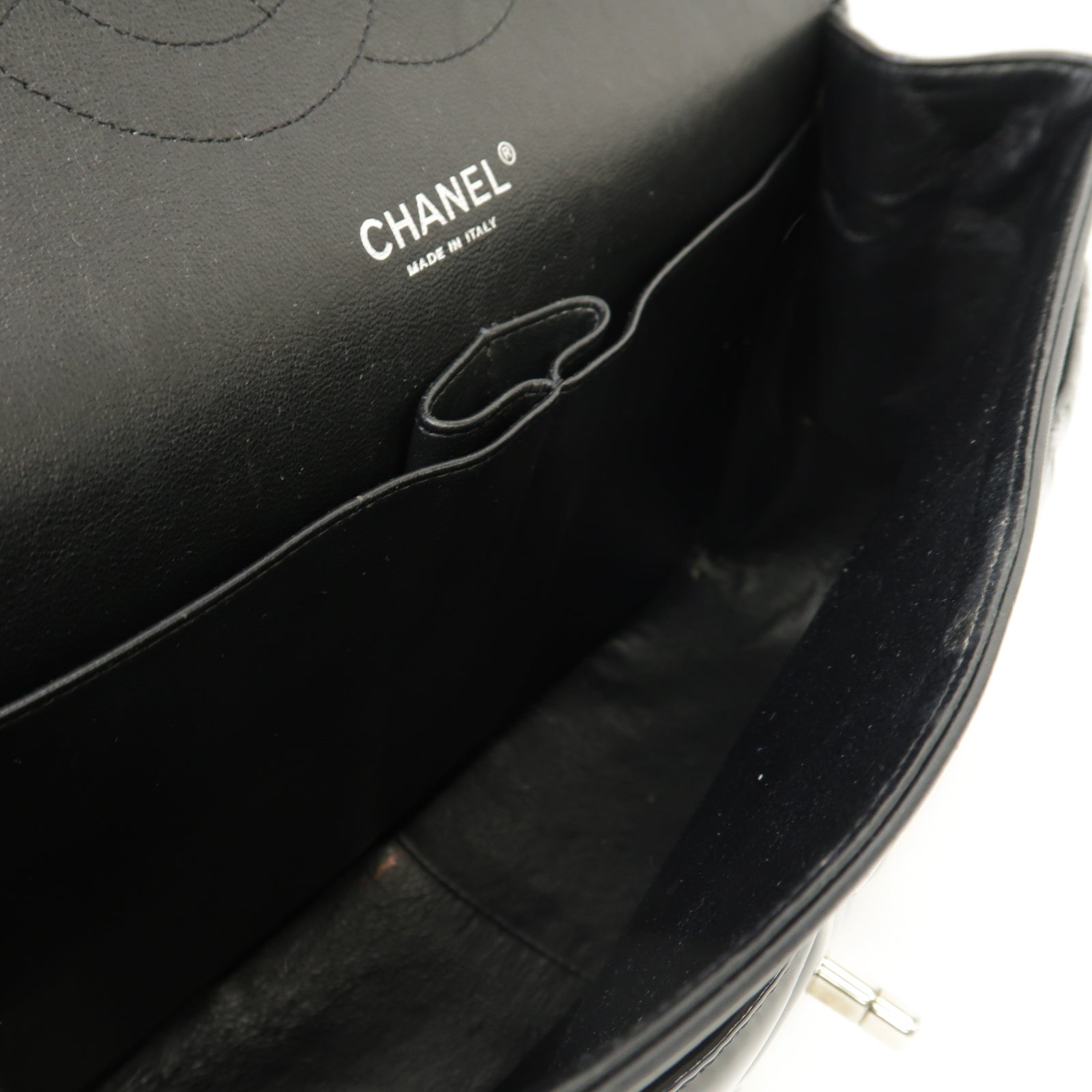 CHANEL 菱格漆皮皮革Classic銀扣鏈帶肩背袋黑色