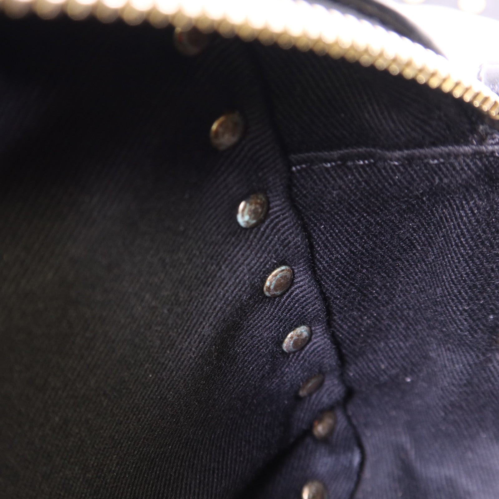 Valentino 牛皮皮革Rockstud Crossbody金扣肩背袋