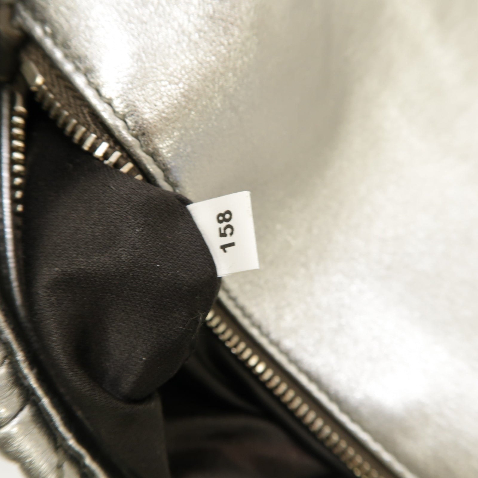 Miu Miu 【激減優惠】牛皮皮革Shoulder Bag銀扣肩背袋銀色