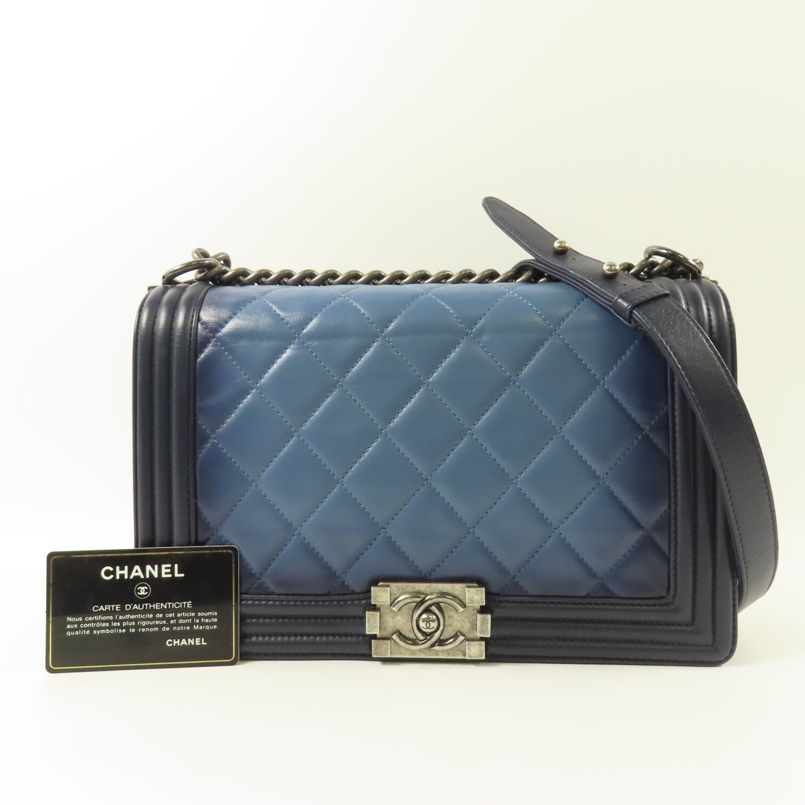 CHANEL 牛皮皮革Boy 28cm銀扣鏈帶肩背袋