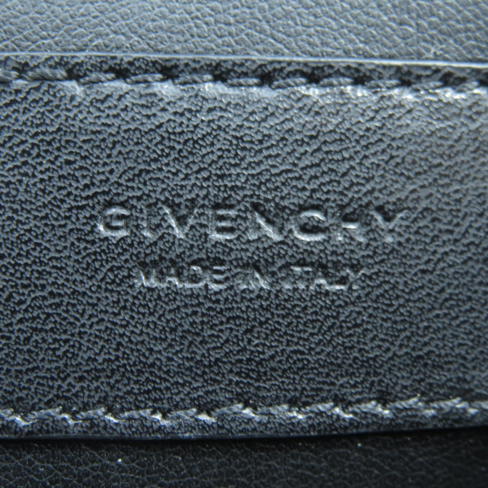 GIVENCHY 【激減優惠】牛皮皮革Pouch銀扣手拿包黑色