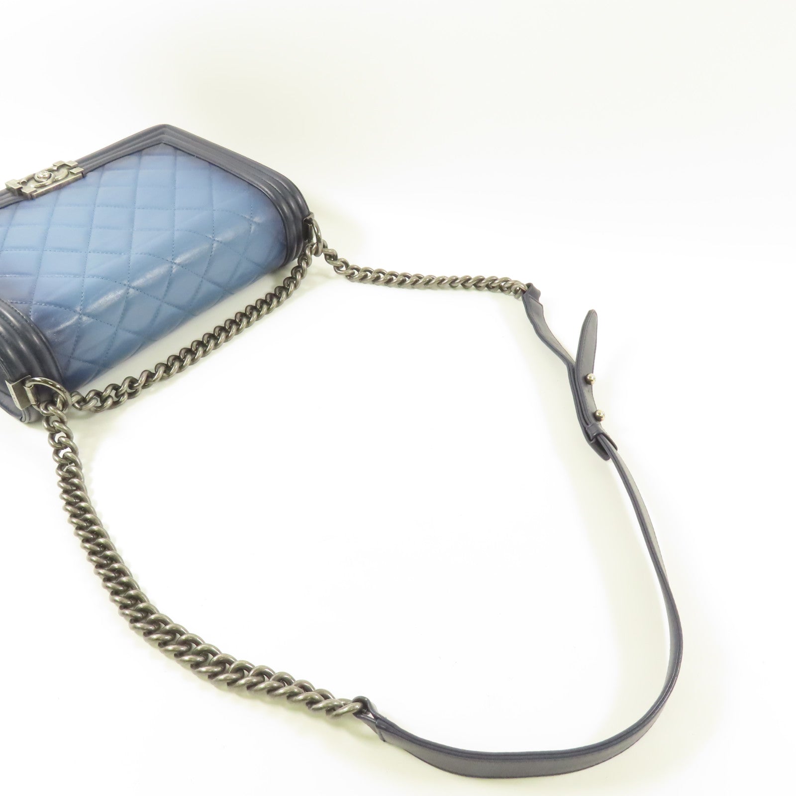 CHANEL 牛皮皮革Boy 28cm銀扣鏈帶肩背袋