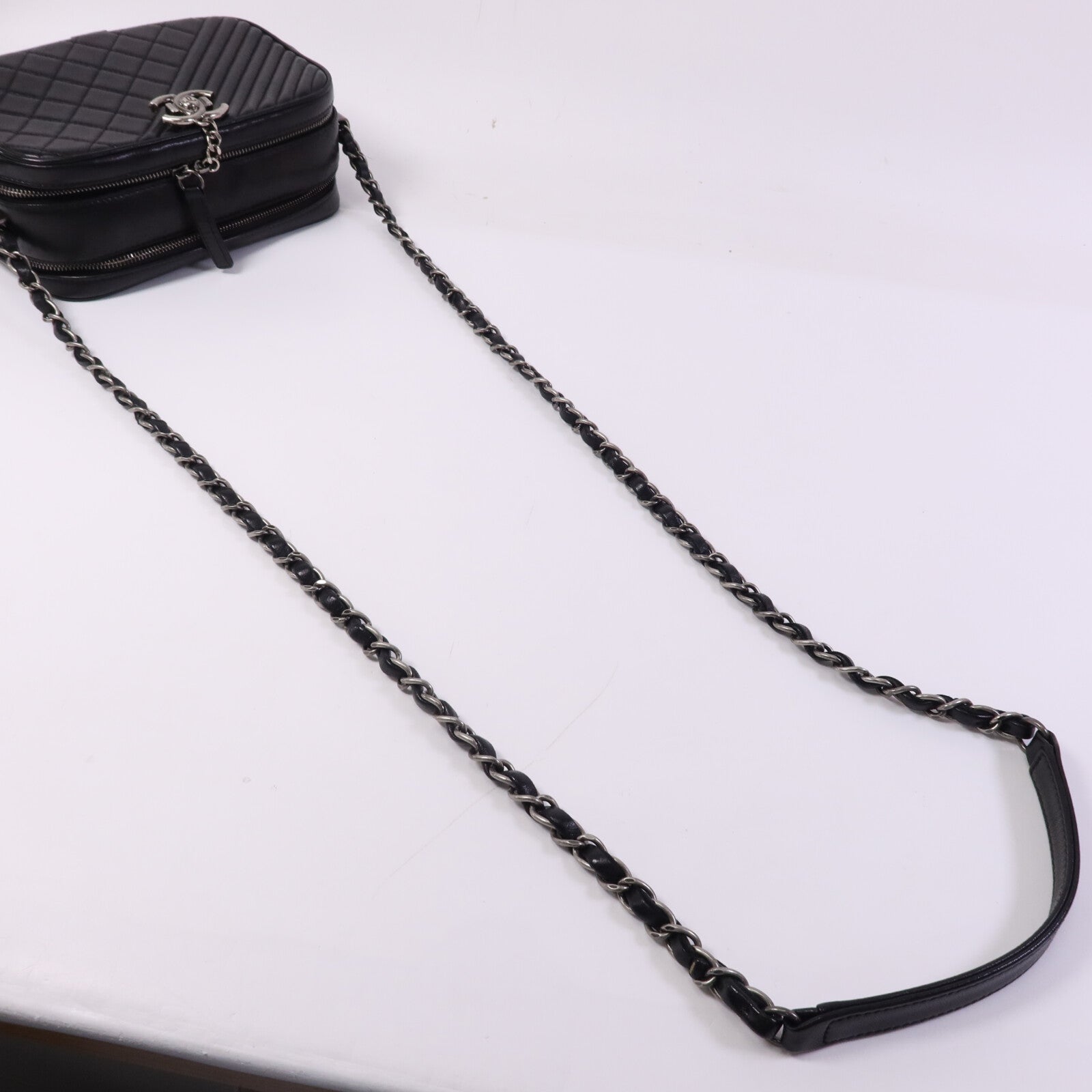 CHANEL 牛皮皮革Coco Boy Camera Bag銀扣鏈帶肩背袋