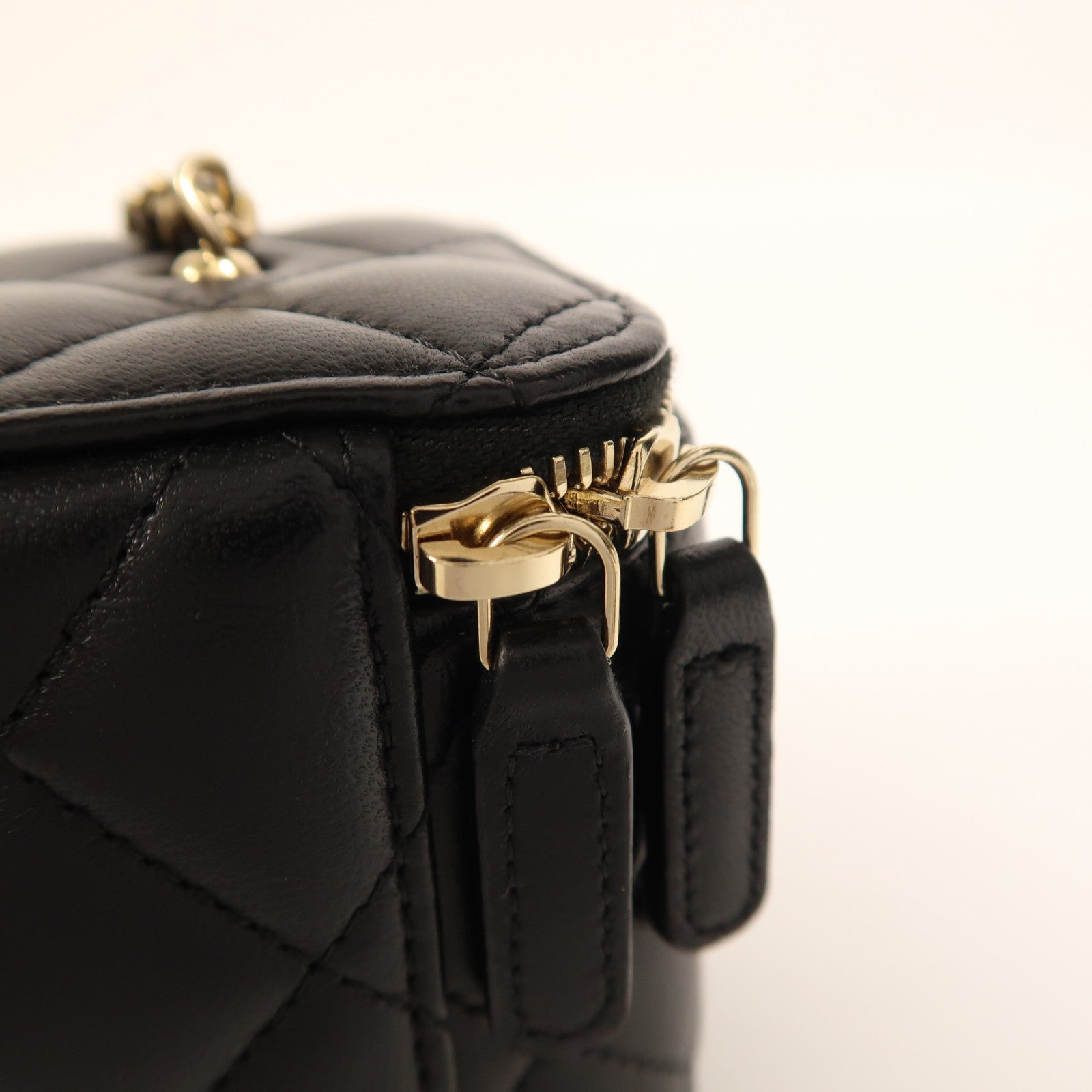 CHANEL 羊皮皮革Vanity Case金扣鏈帶肩背袋