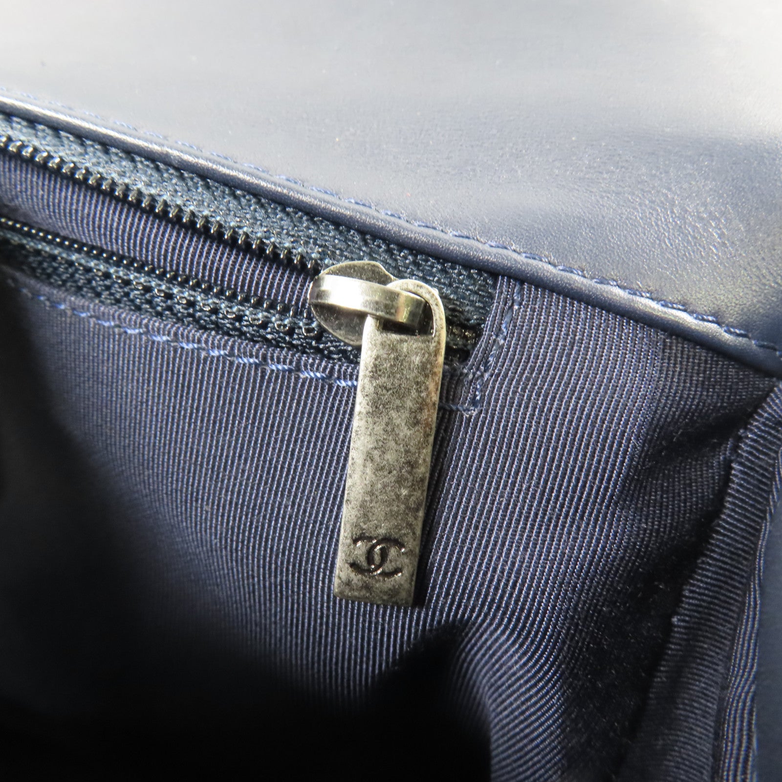 CHANEL 牛皮皮革Boy 28cm銀扣鏈帶肩背袋