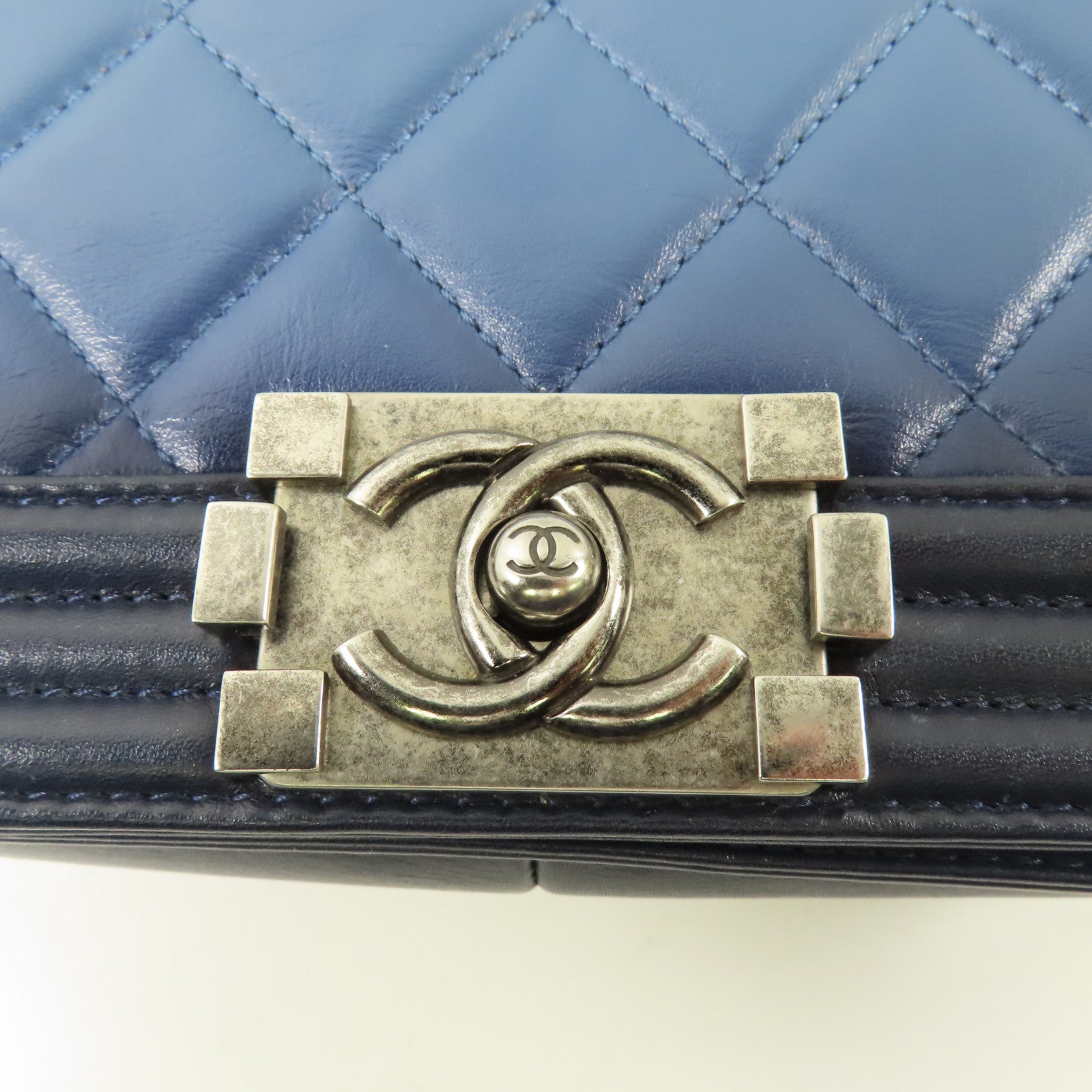 CHANEL 牛皮皮革Boy 28cm銀扣鏈帶肩背袋