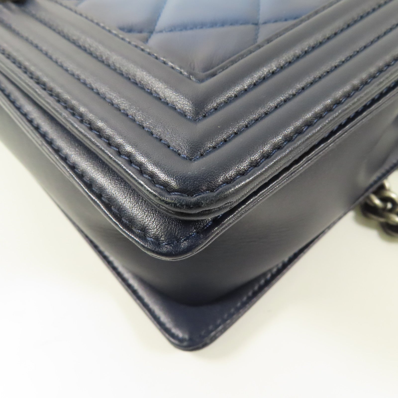 CHANEL 牛皮皮革Boy 28cm銀扣鏈帶肩背袋