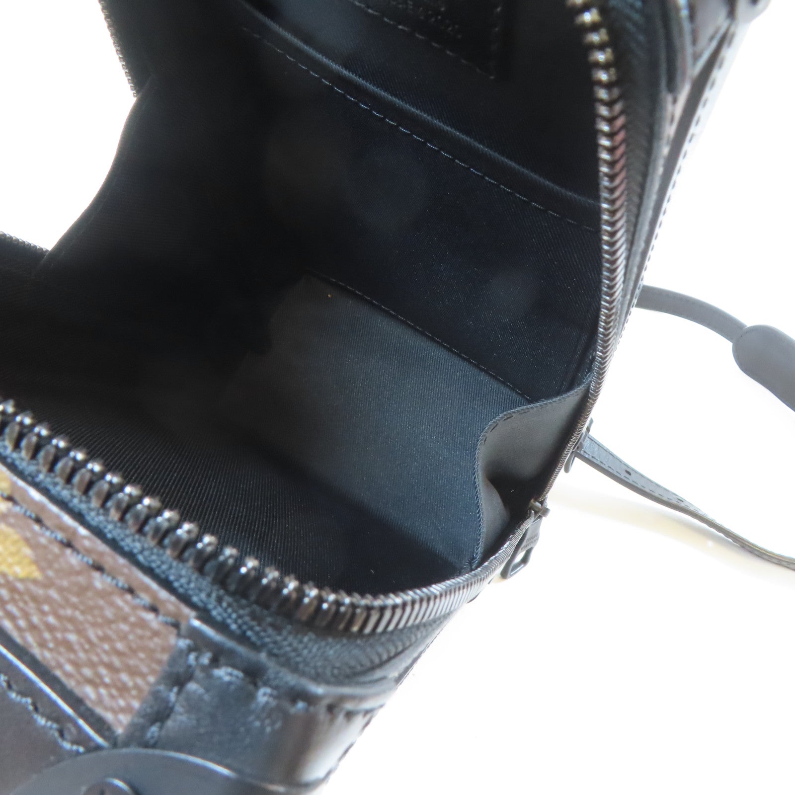LOUIS VUITTON 【激減優惠】Monogram Taffetage Vertical Soft Trunk黑扣肩背袋啡色