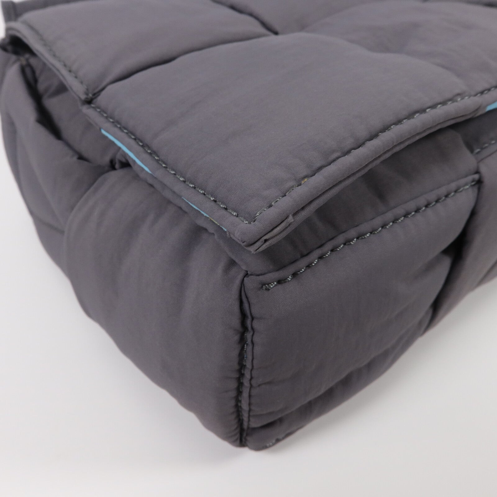 BOTTEGA VENETA 尼龍Padded Tech Cassette Bag肩背袋