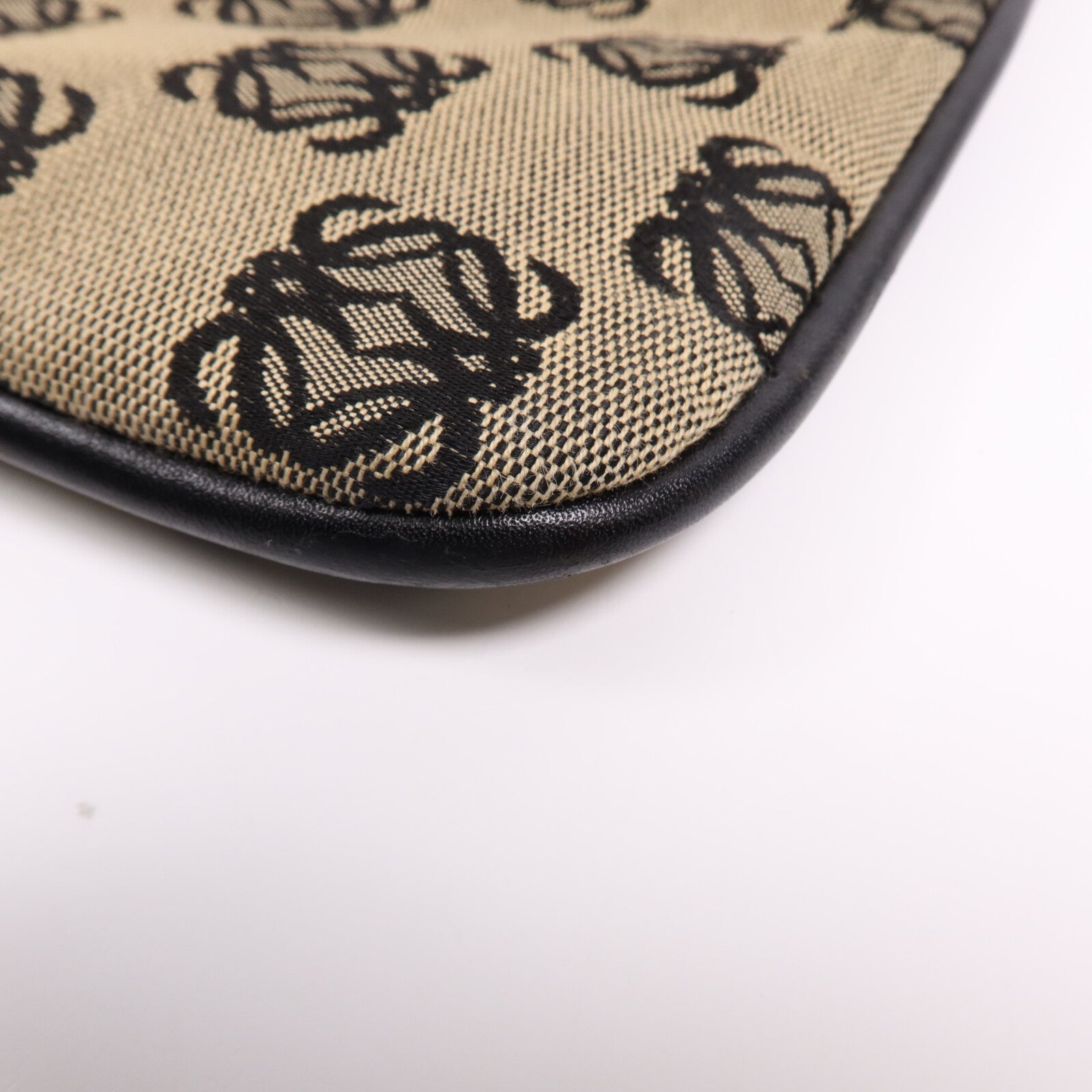 LOEWE 帆布Shoulder Bag銀扣肩背袋