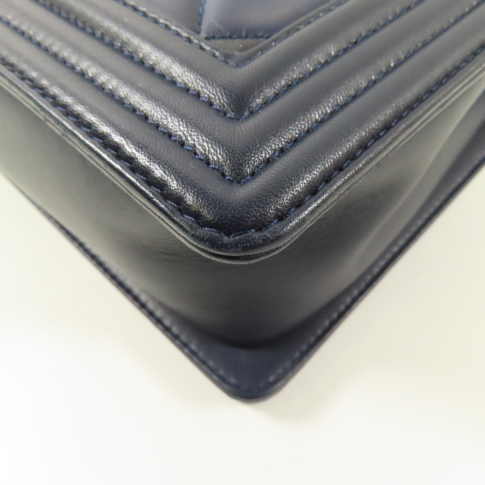 CHANEL 牛皮皮革Boy 28cm銀扣鏈帶肩背袋