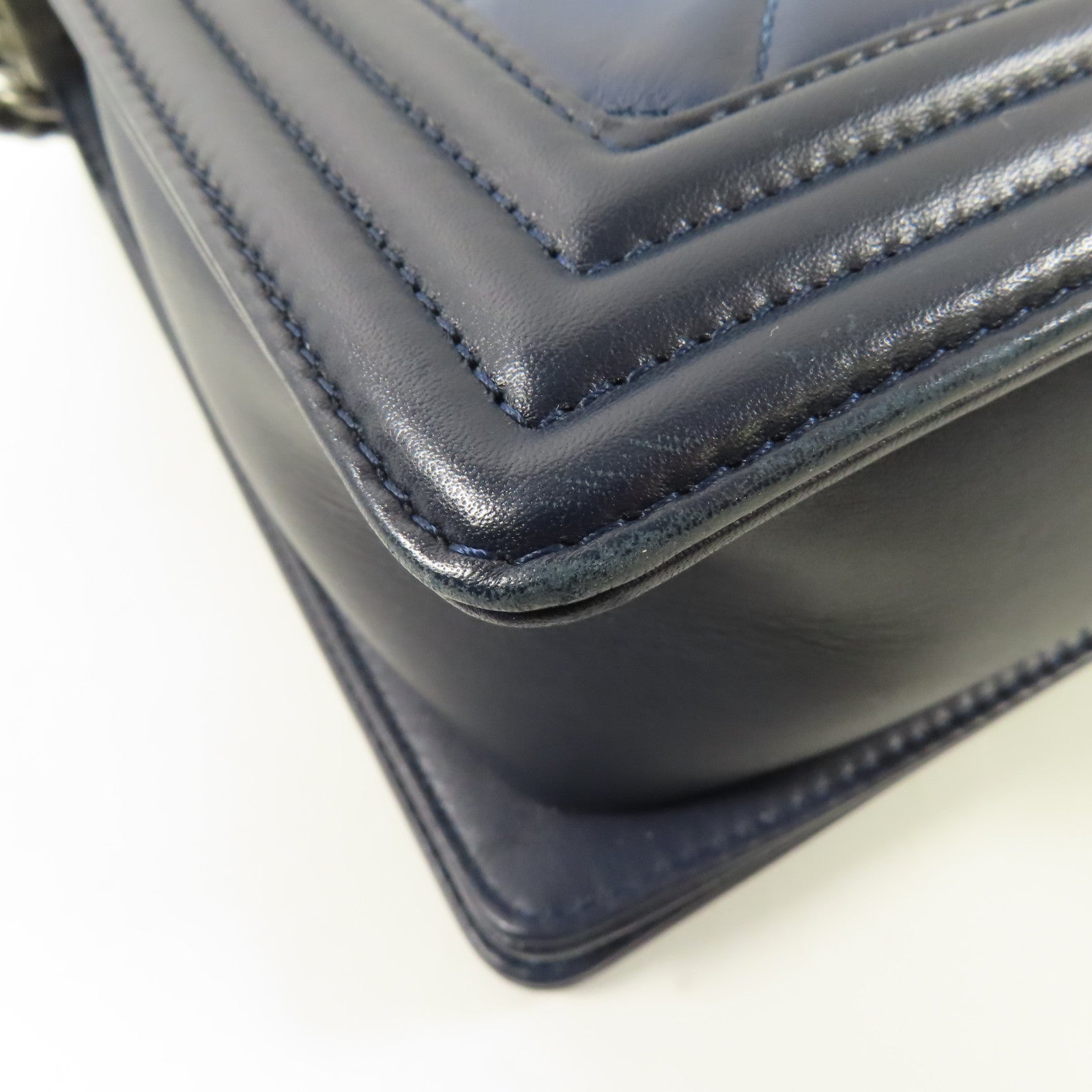 CHANEL 牛皮皮革Boy 28cm銀扣鏈帶肩背袋