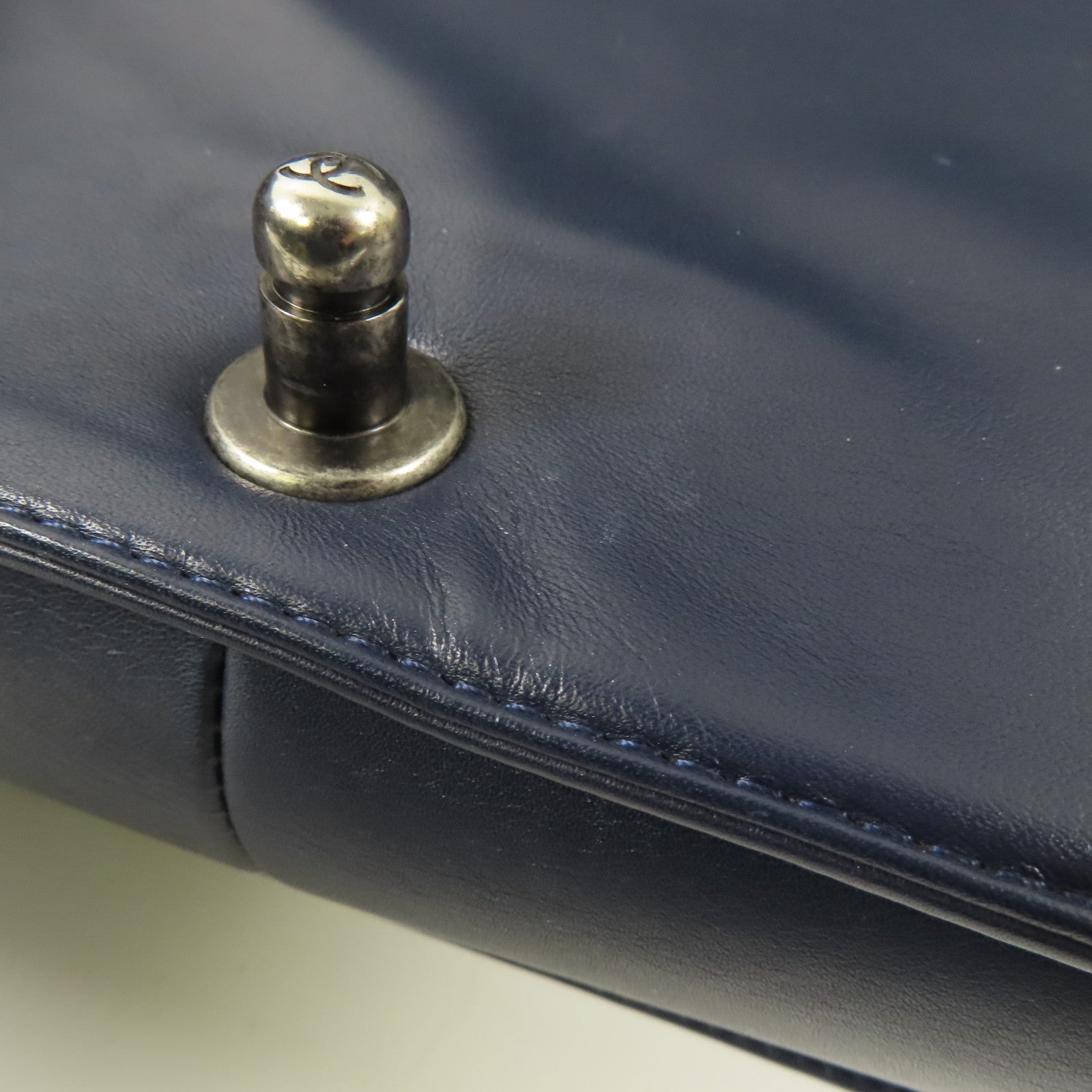 CHANEL 牛皮皮革Boy 28cm銀扣鏈帶肩背袋