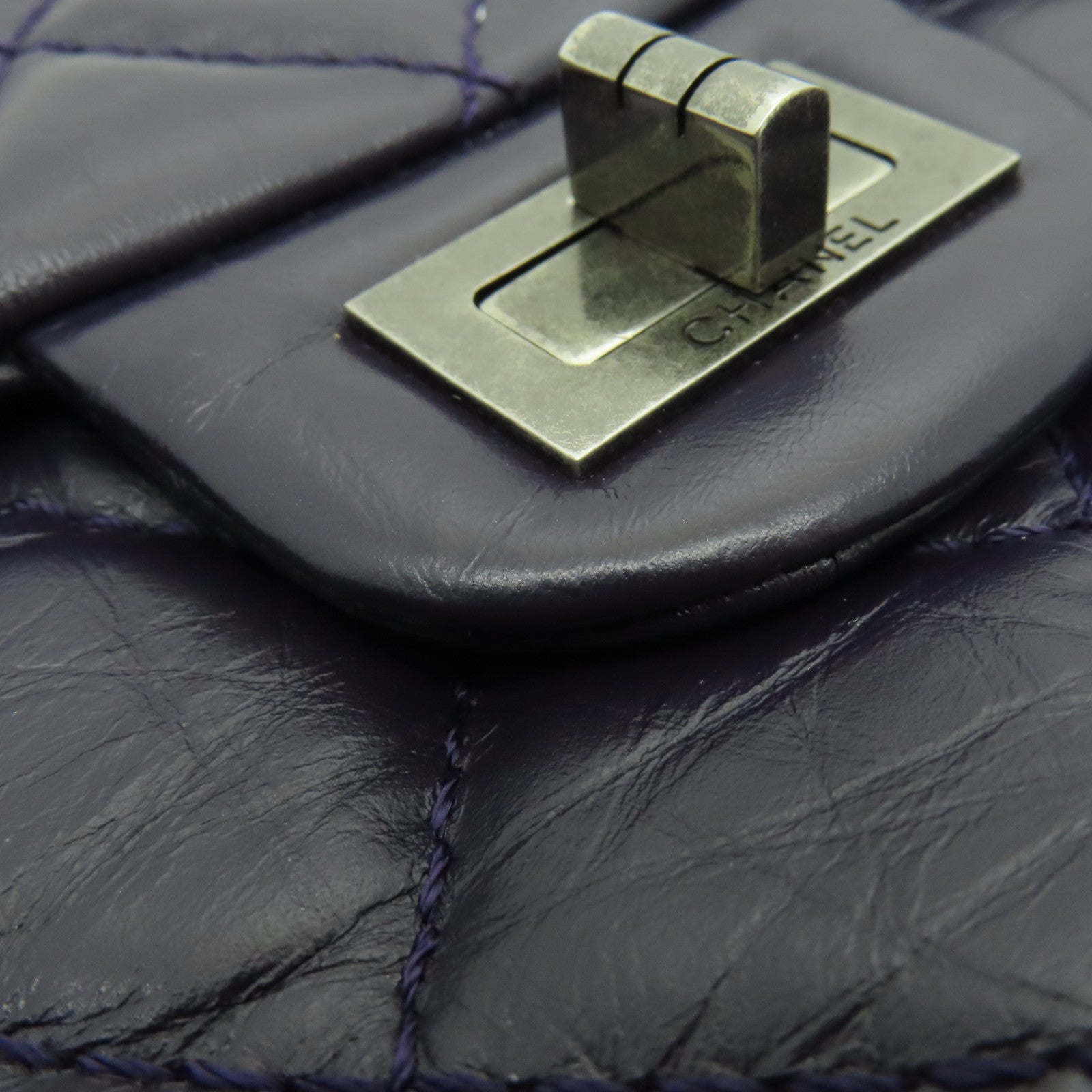CHANEL 菱格Aged Calf皮革2.55銀扣鏈帶肩背袋紫色