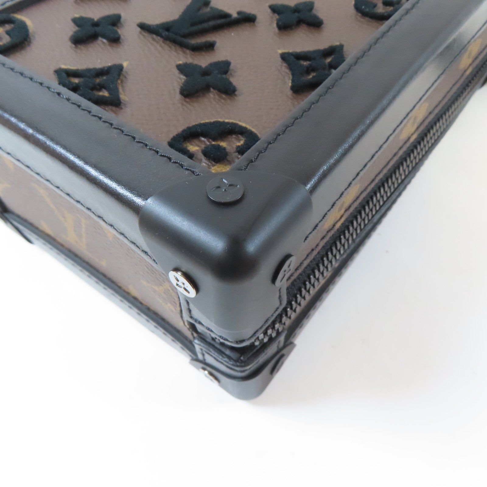 LOUIS VUITTON 【激減優惠】Monogram Taffetage Vertical Soft Trunk黑扣肩背袋啡色