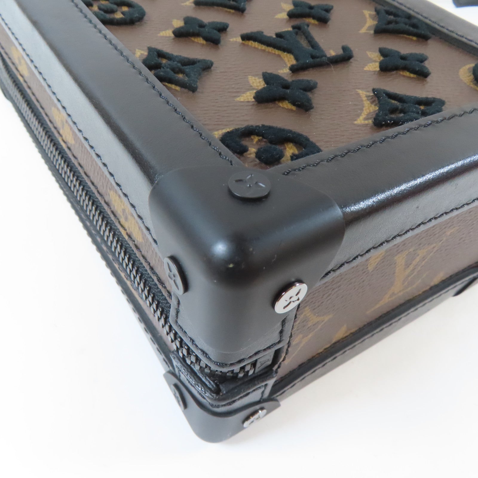 LOUIS VUITTON 【激減優惠】Monogram Taffetage Vertical Soft Trunk黑扣肩背袋啡色
