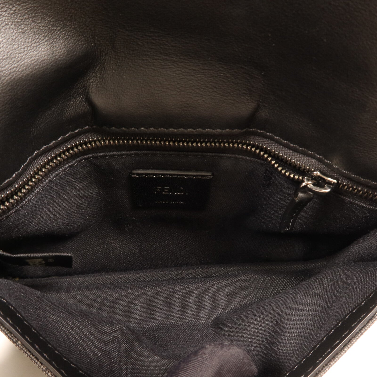 FENDI 尼龍/帆布/皮革Marsupio Baguette銀扣肩背袋