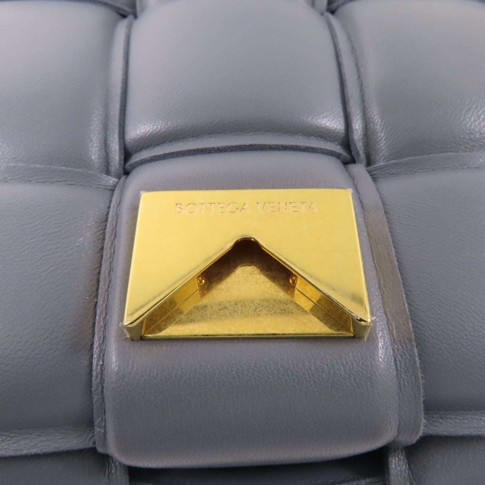 BOTTEGA VENETA 羊皮皮革Padded Cassette金扣肩背袋