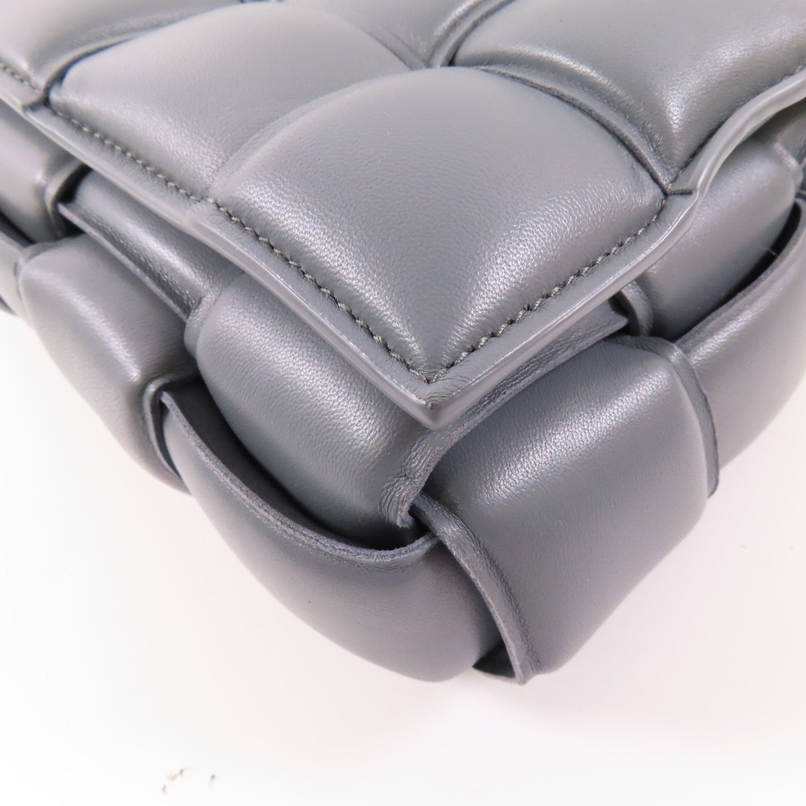BOTTEGA VENETA 羊皮皮革Padded Cassette金扣肩背袋