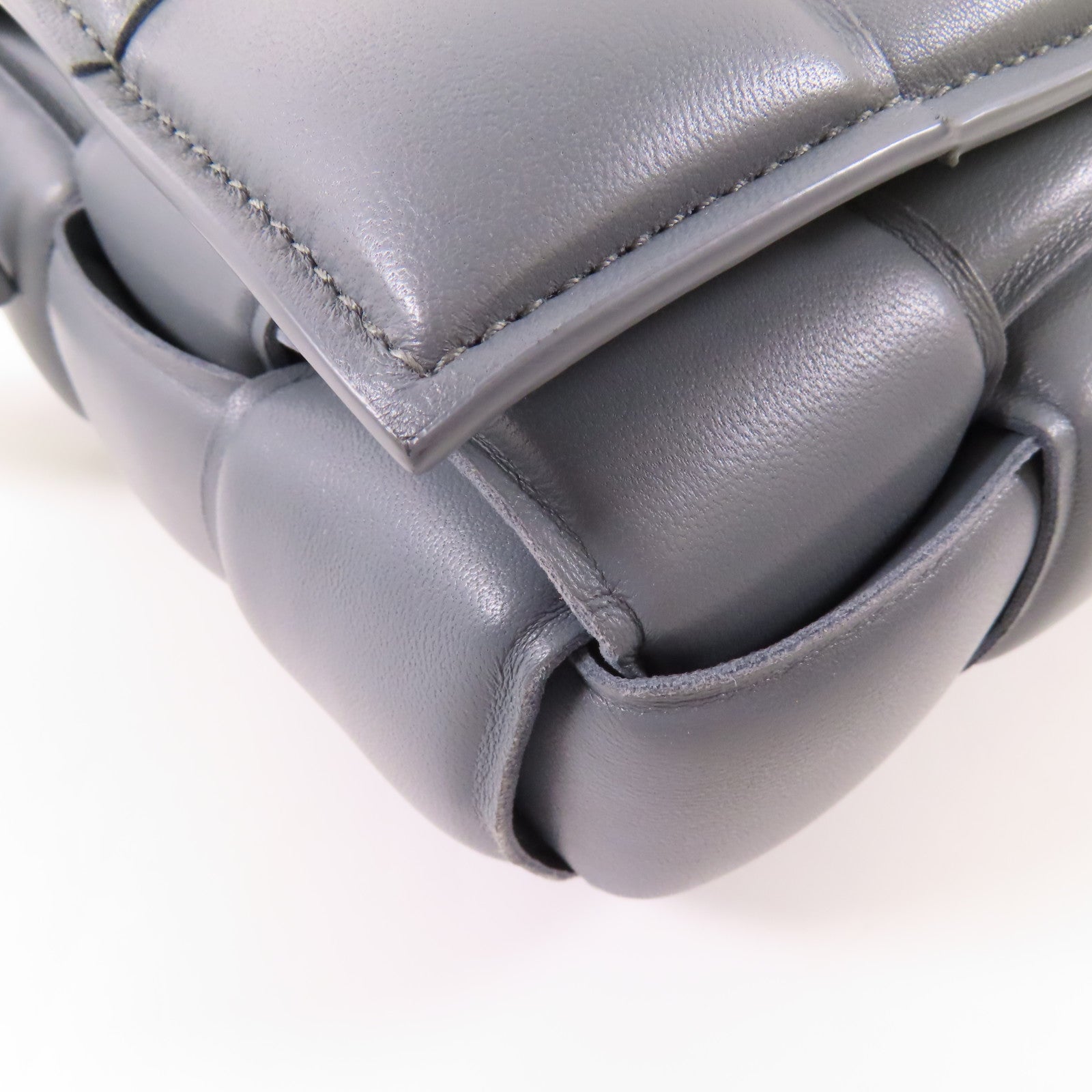 BOTTEGA VENETA 羊皮皮革Padded Cassette金扣肩背袋
