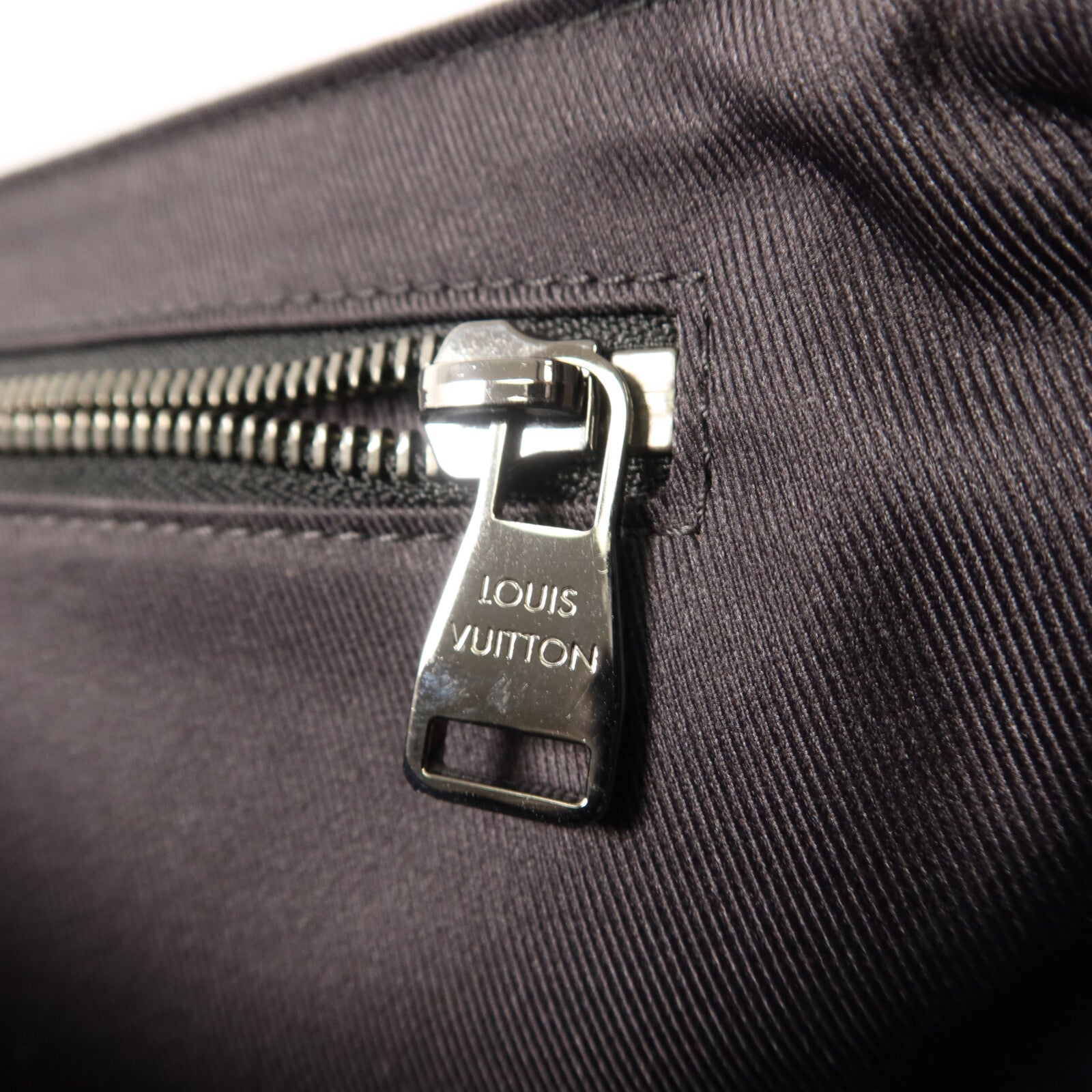 LOUIS VUITTON Monogram Eclipse Messenger PM Voyager銀扣肩背袋