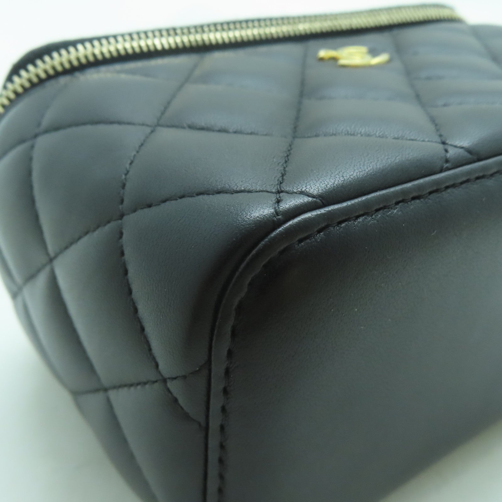 CHANEL 【激減優惠】菱格羊皮皮革Vanity Case金扣鏈帶肩背袋黑色