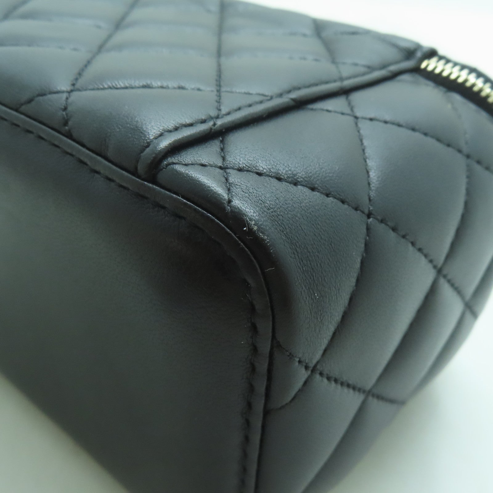 CHANEL 【激減優惠】菱格羊皮皮革Vanity Case金扣鏈帶肩背袋黑色