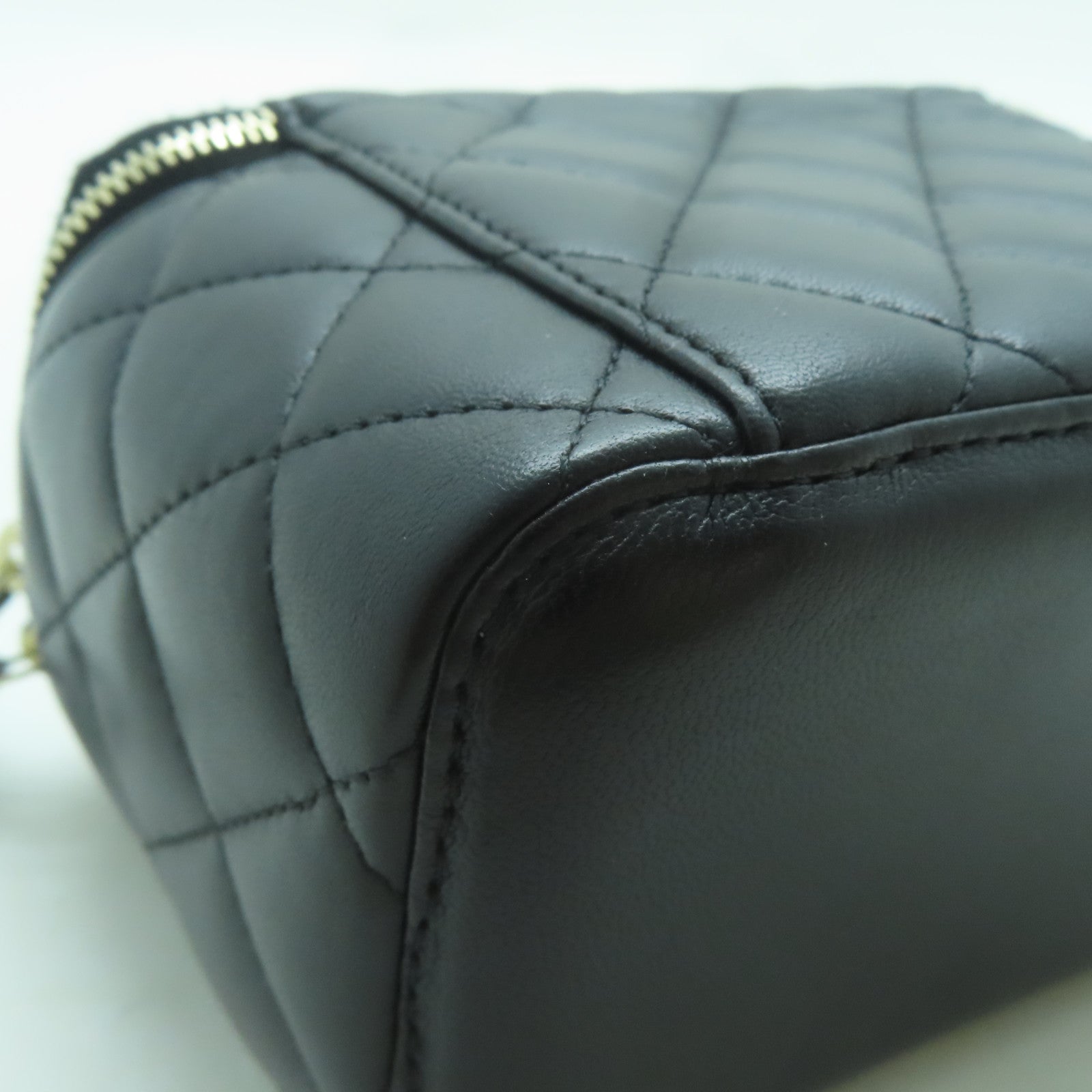 CHANEL 【激減優惠】菱格羊皮皮革Vanity Case金扣鏈帶肩背袋黑色