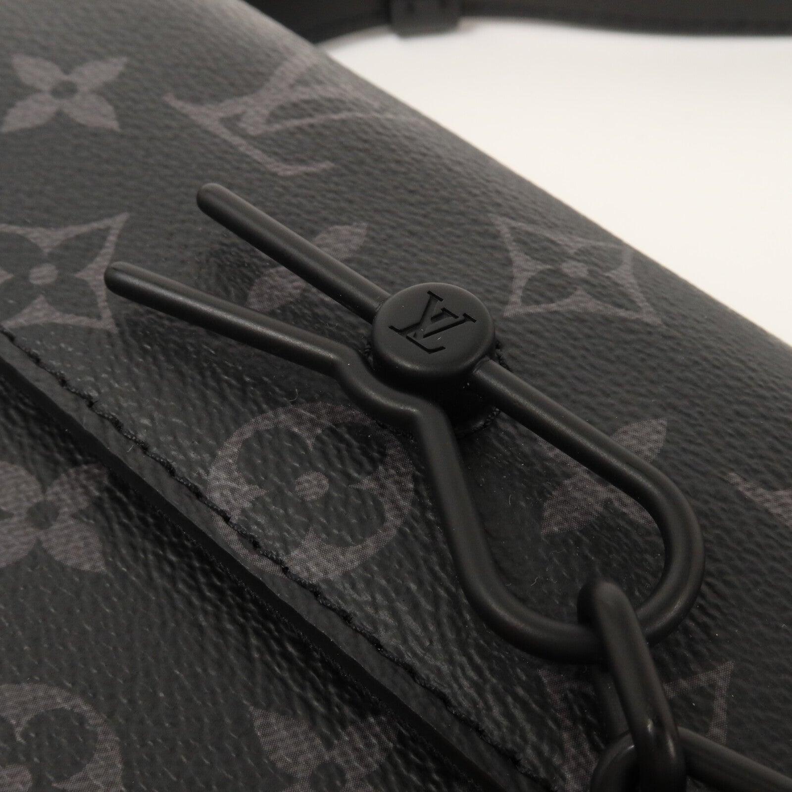 LOUIS VUITTON Monogram Eclipse Steamer Wearable Wallet肩背袋