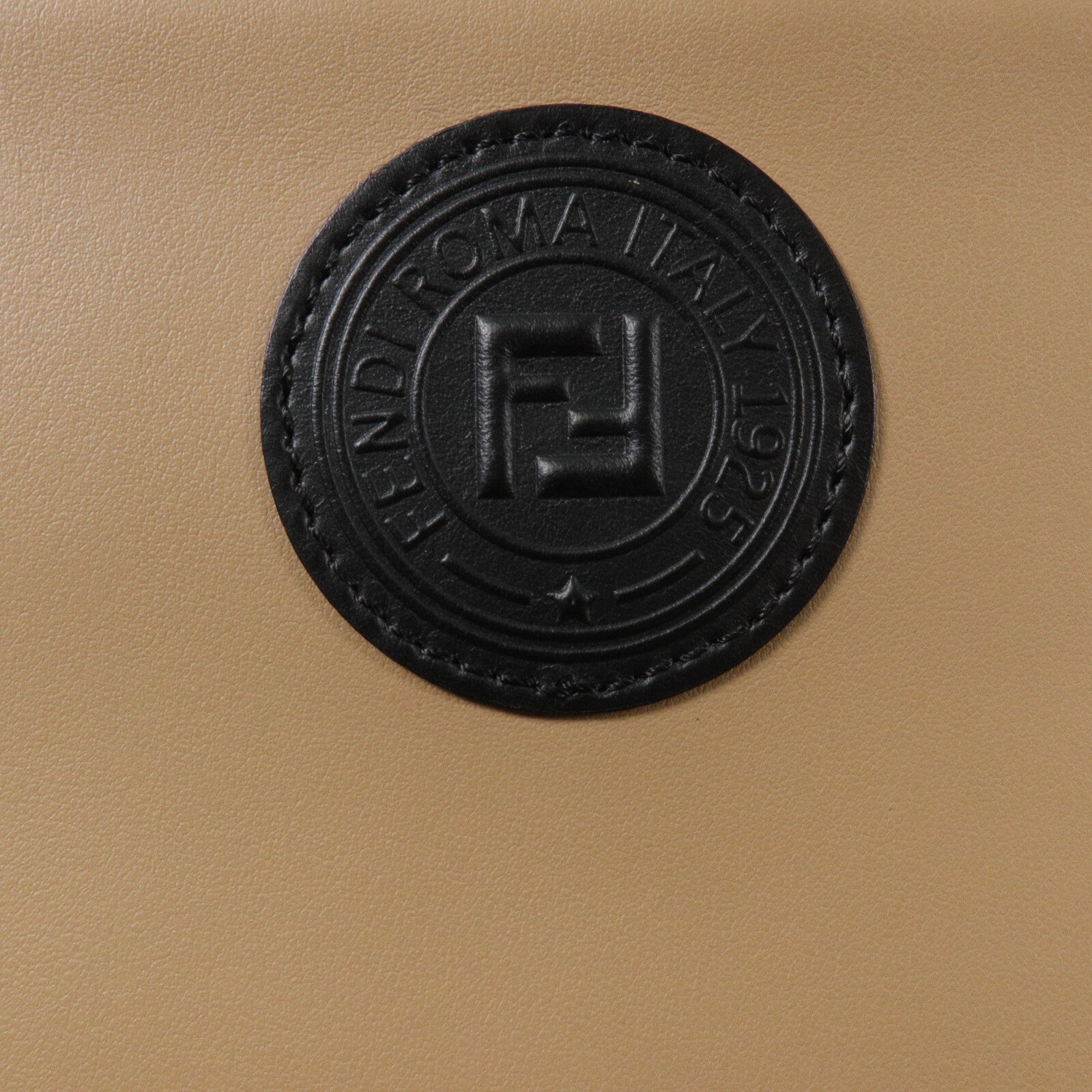 FENDI 牛皮皮革Pochette Camera Bag肩背袋