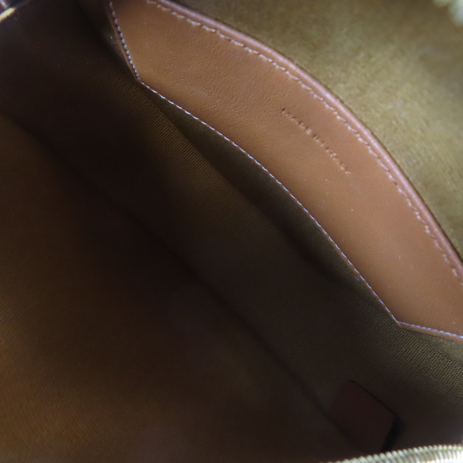 CELINE 塗層帆布Triomphe Bag金扣肩背袋白色