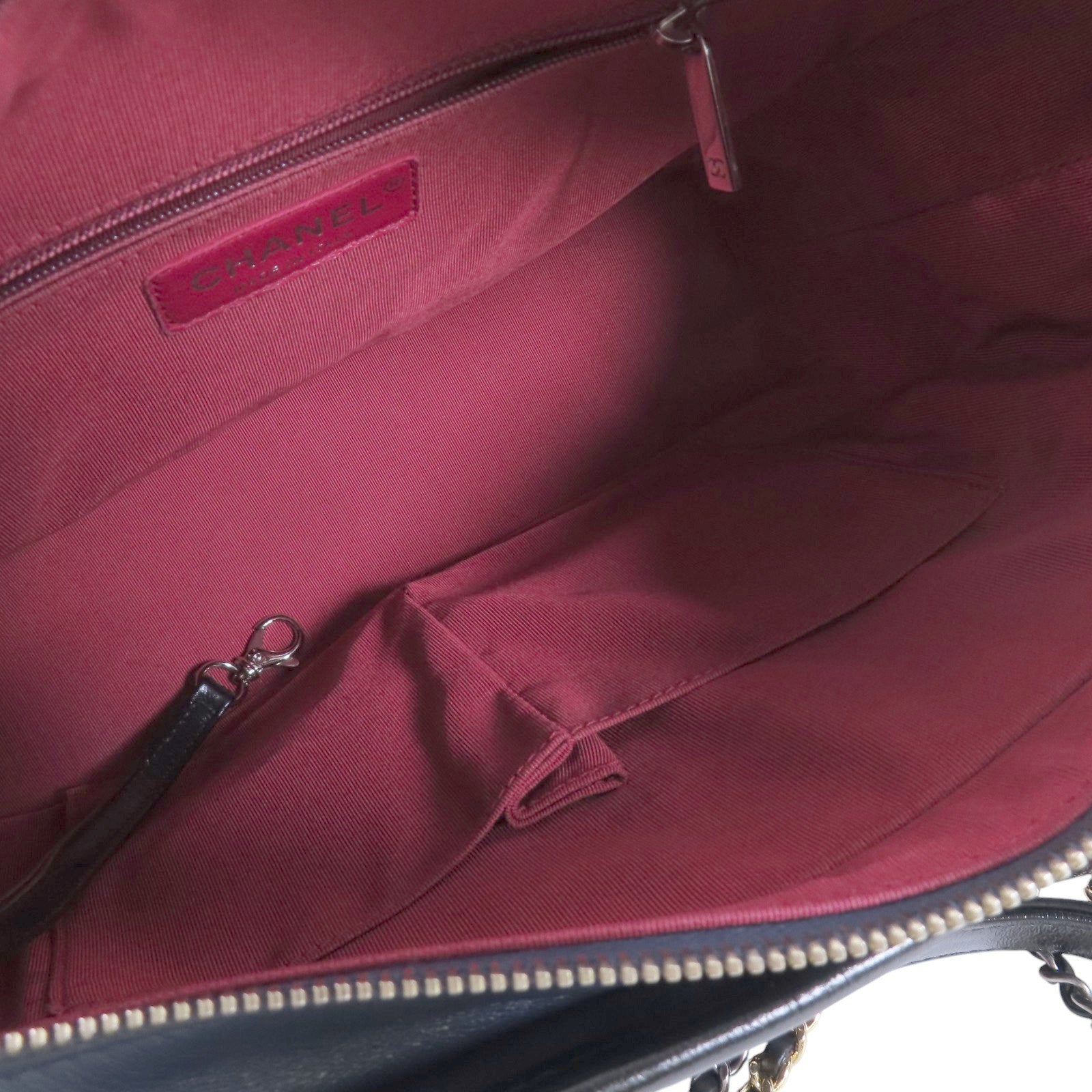 CHANEL 牛皮革Gabrielle Medium Chain Shoulder Bag銀扣鏈帶肩背袋