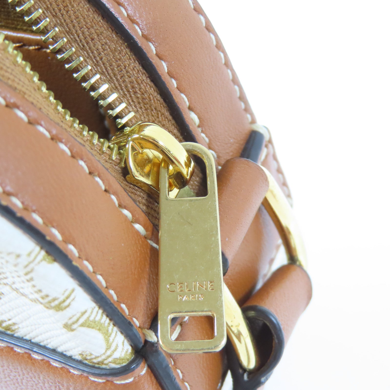 CELINE 塗層帆布Triomphe Bag金扣肩背袋白色