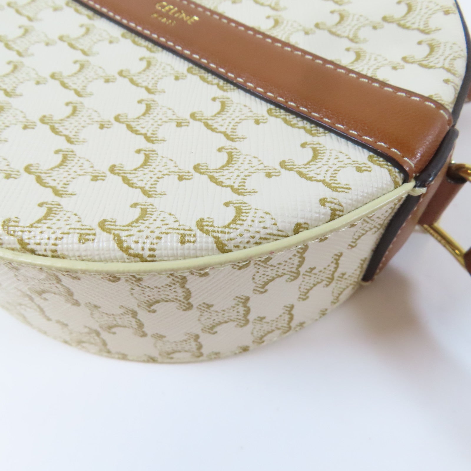CELINE 塗層帆布Triomphe Bag金扣肩背袋白色